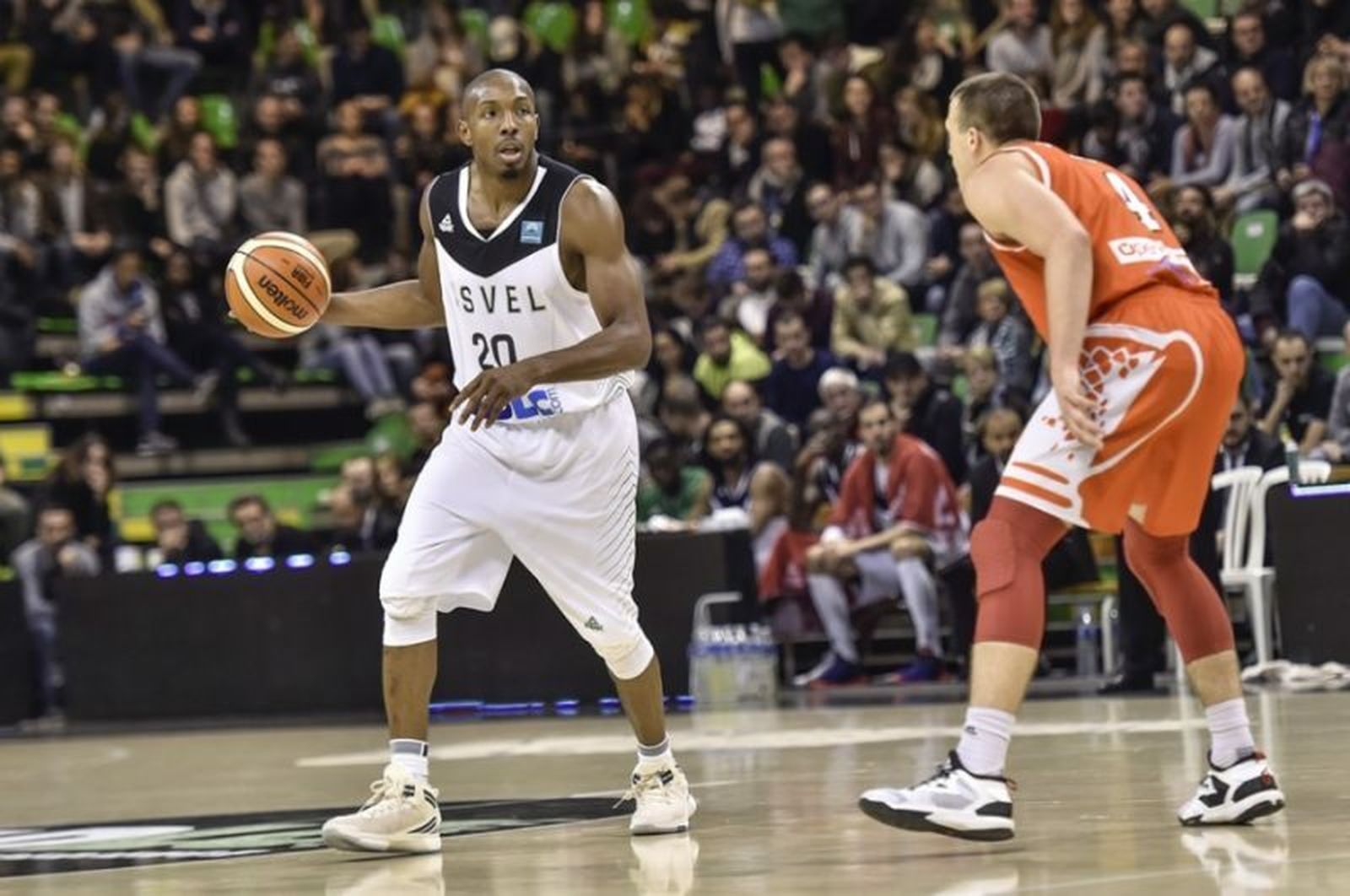 DeMarcus Nelson bota el balón.