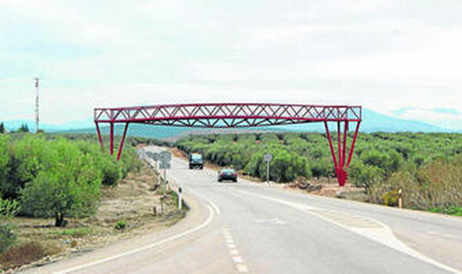 Pasarela de la Vía Verde sobre la A-318 que ha sido colocada recientemente.