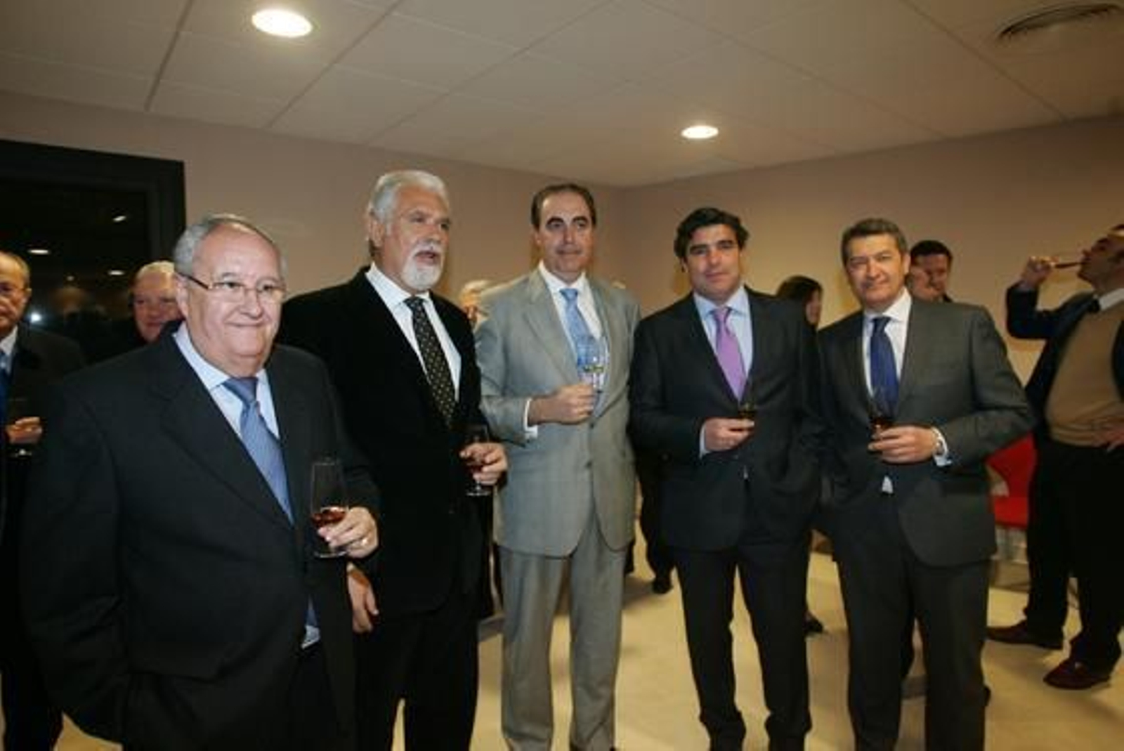 El gerente de Bricopinturas, Antonio Valderas, el empresario Antonio Sánchez Mejías, Borja Ojeda, director de la oficina central de Cajasol, Jaime Estévez y César Saldaña, director del Consejo Regulador.

Foto: Pascual