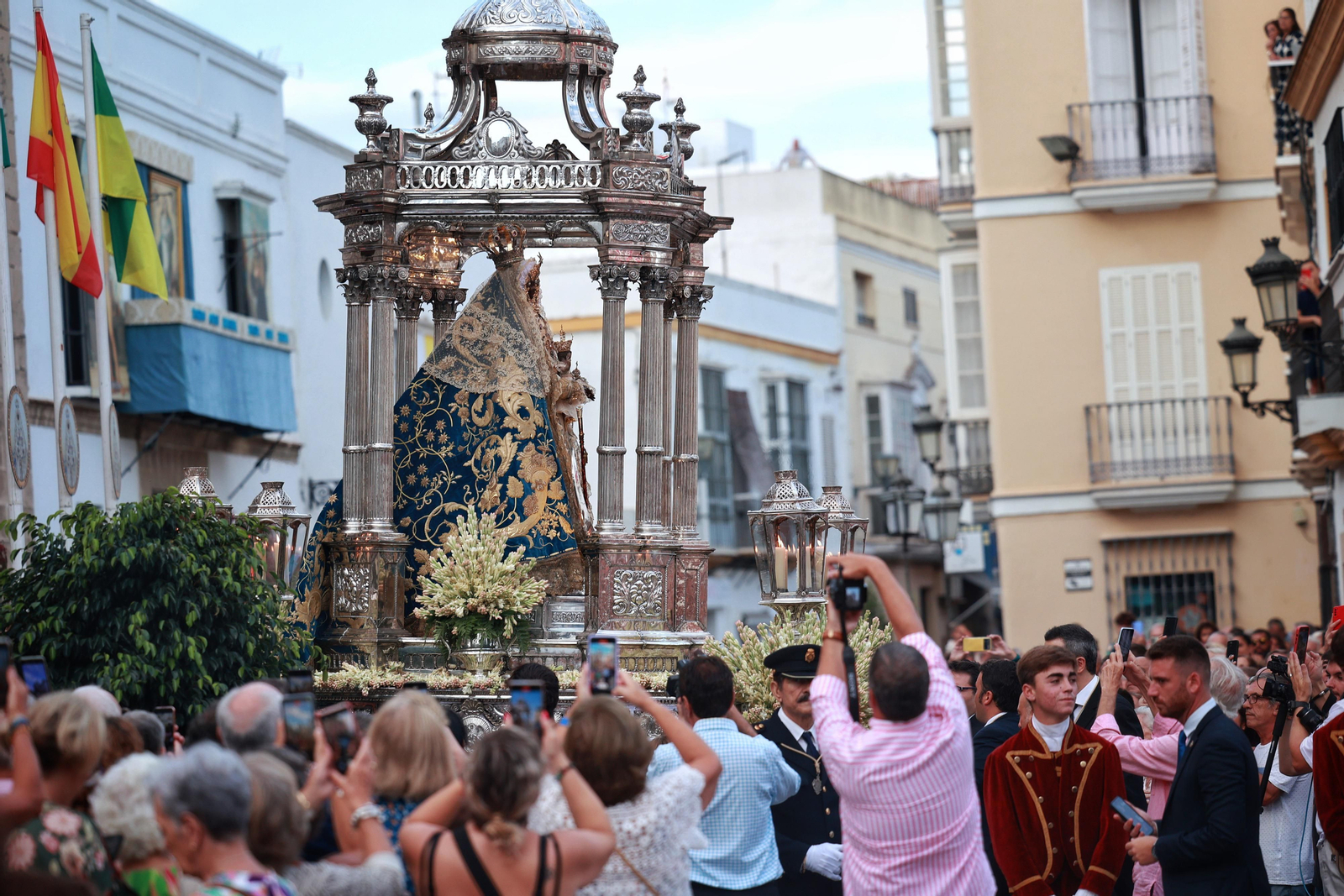 La procesión de la Virgen de los Milagros, en imágenes