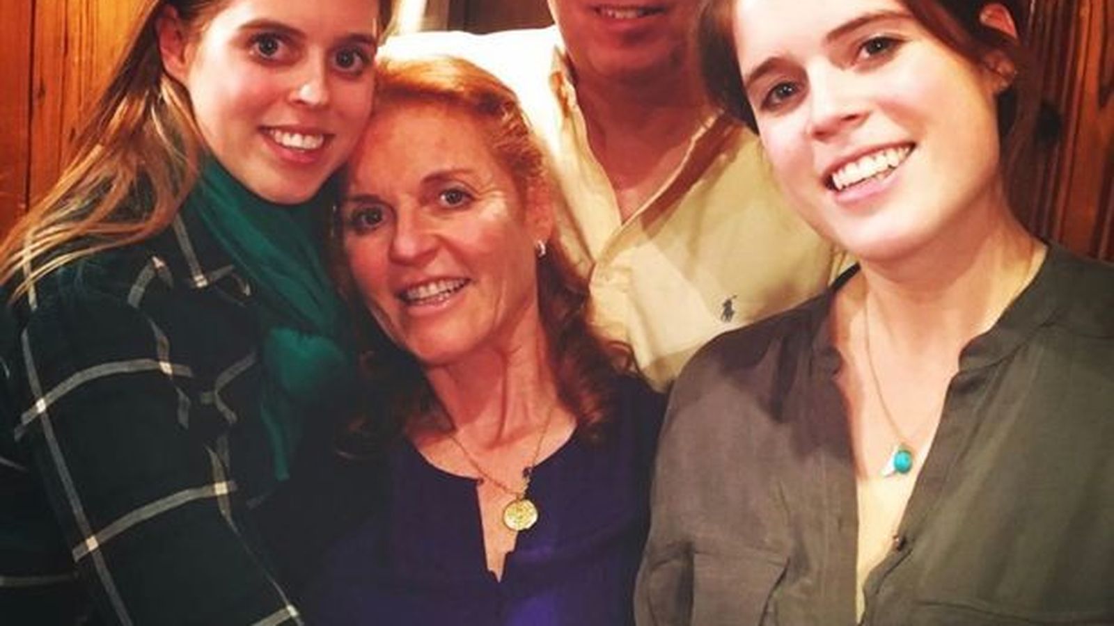 La princesa Beatriz con sus padres, los duques de York, y su hermana Eugenia.