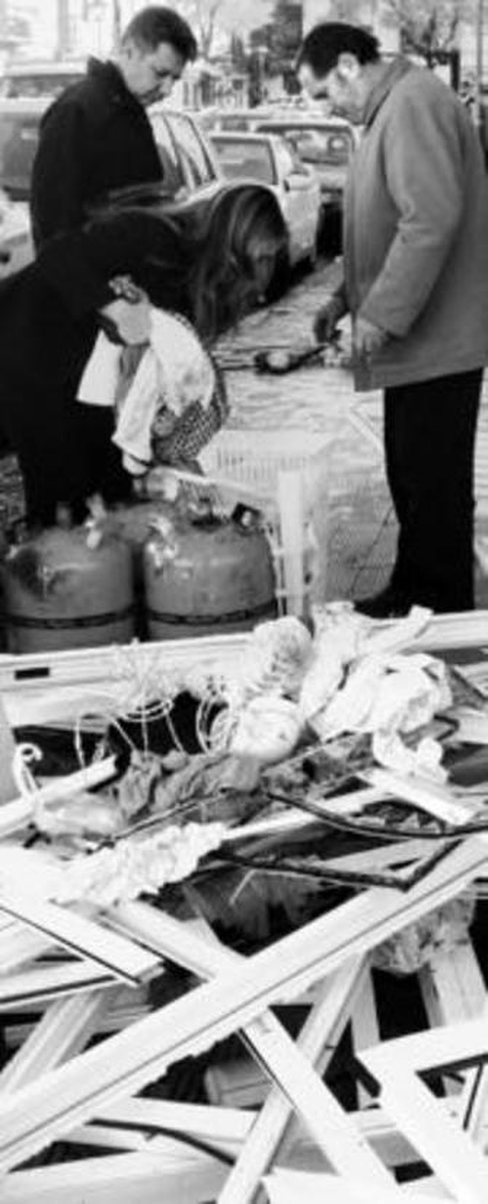 Los restos del balcón, junto a las cuatro bombonas.