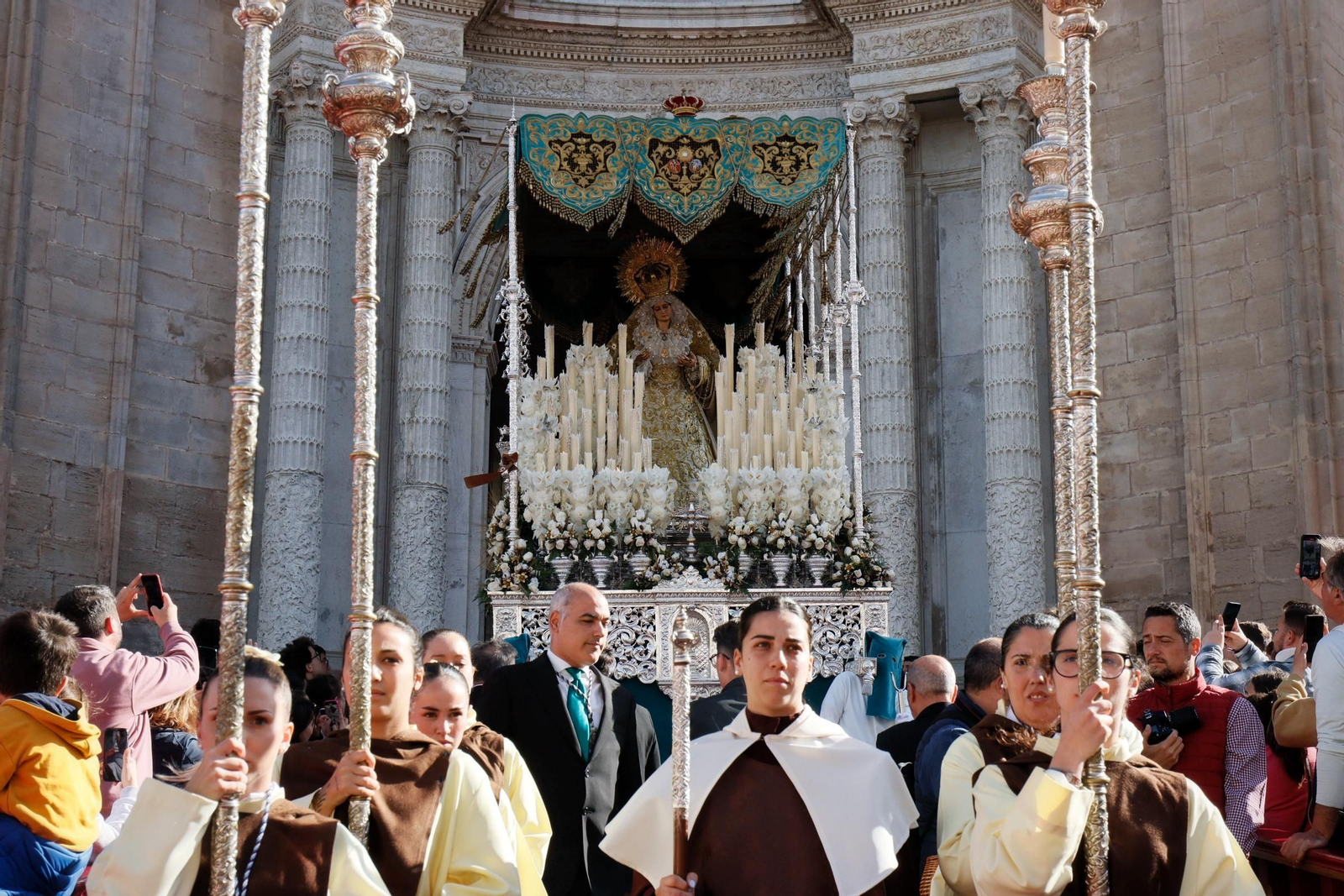 Las imágenes del traslado de Prendimiento desde la Catedral en la Semana Santa de Cádiz 2025