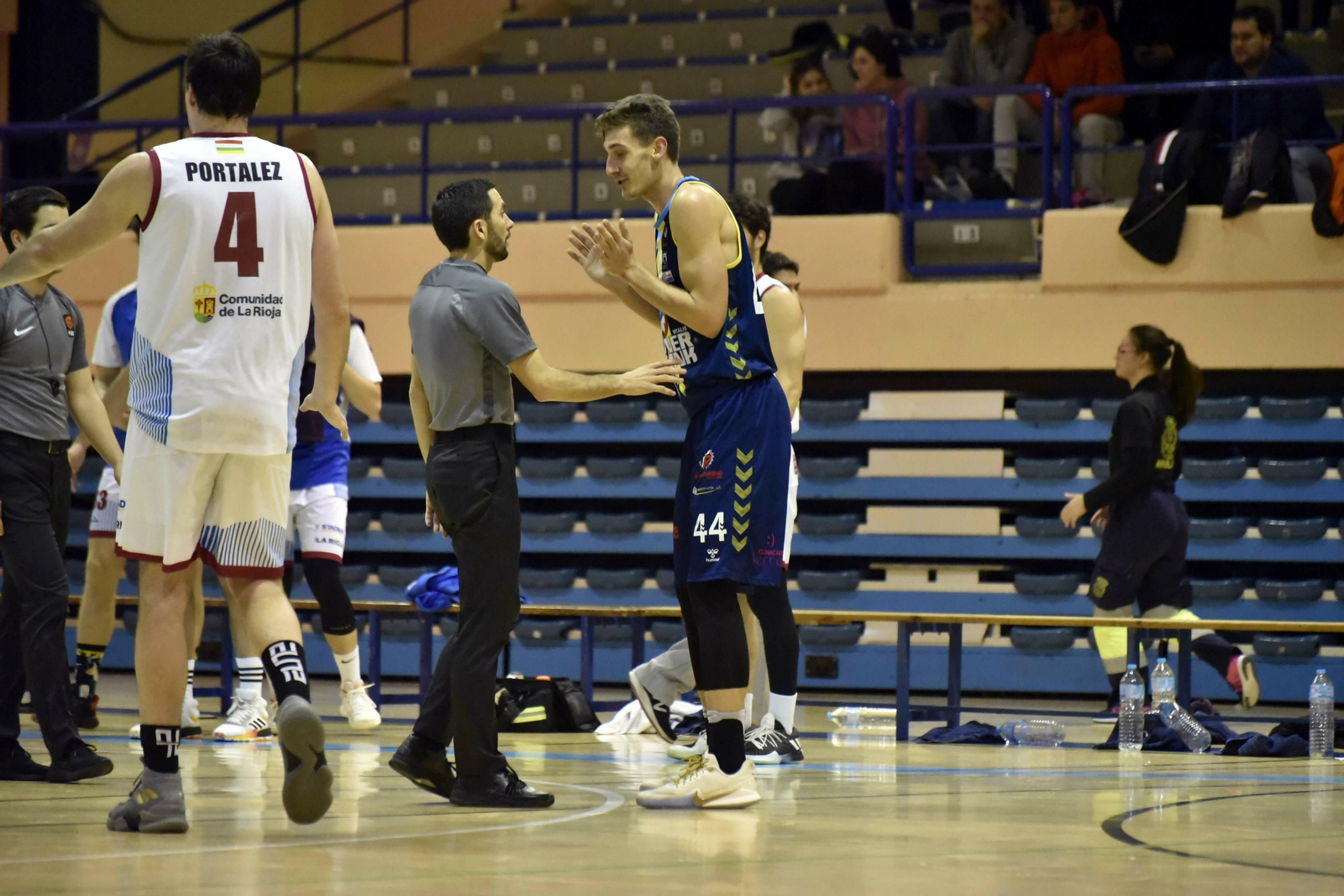 Kalinicenko pide explicaciones a uno de los árbitros ante el Clavijo.