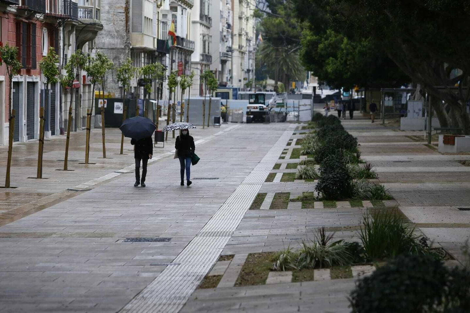 Una mujer camina con mascarilla este domingo por la Alameda Principal.