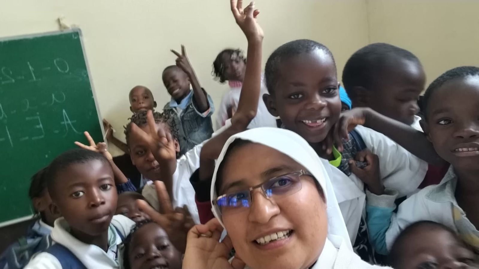 Niños en la escuela construida gracias a la ayuda que les brinda Manos Unidas