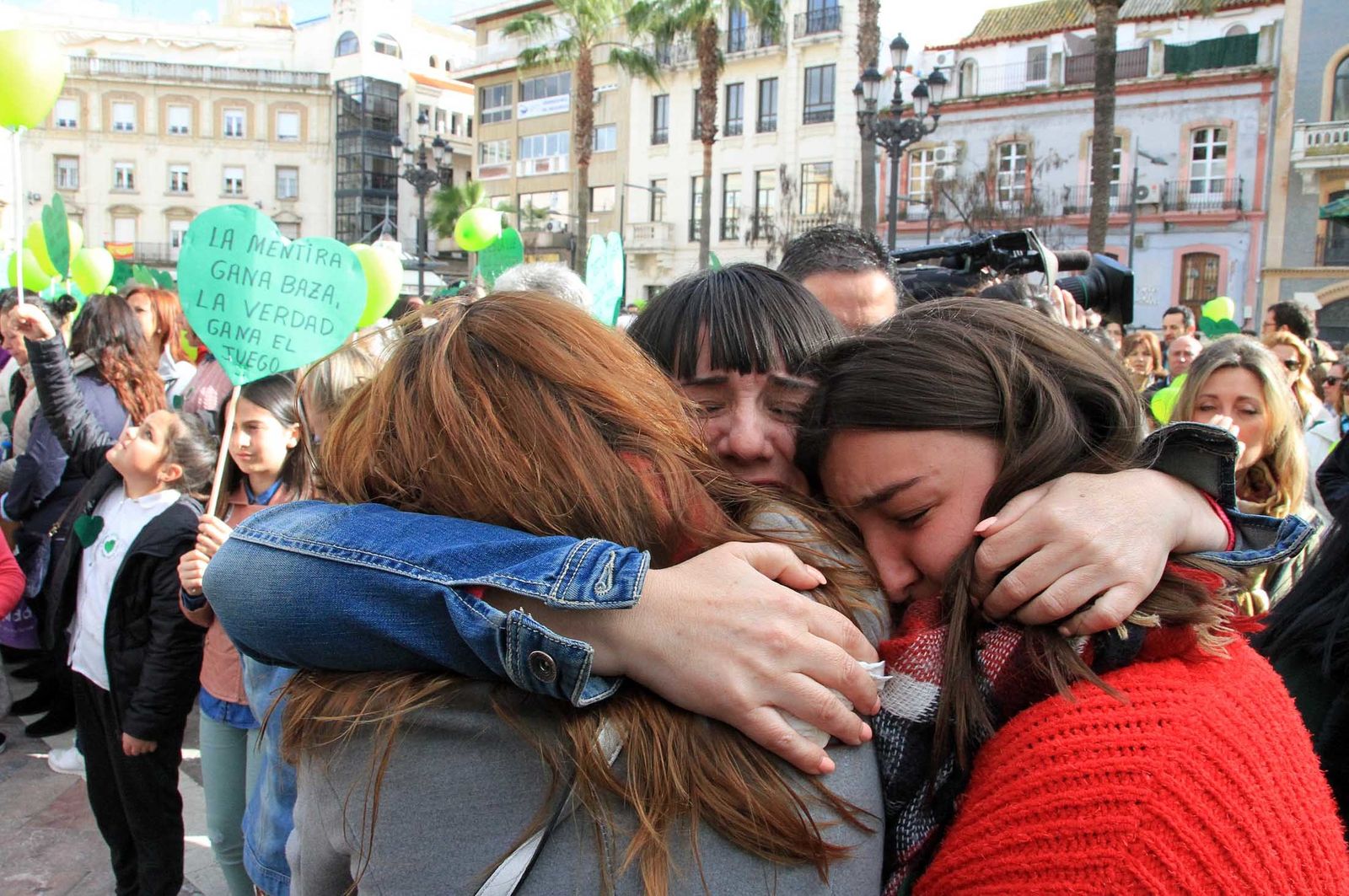 Imágenes de la concentración en la Plaza de las Monjas pidiendo justicia para las víctimas del doble crimen de Almonte