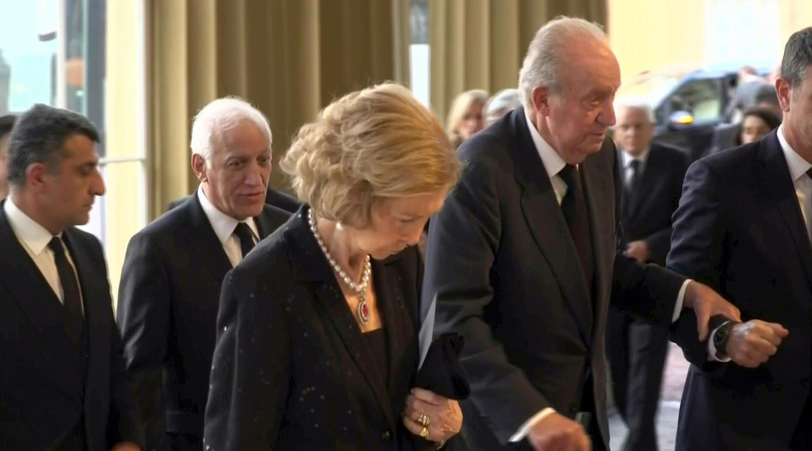 El rey emérito, junto a Doña Sofía, en su reciente aparición en el funeral de Estado de Isabel II.
