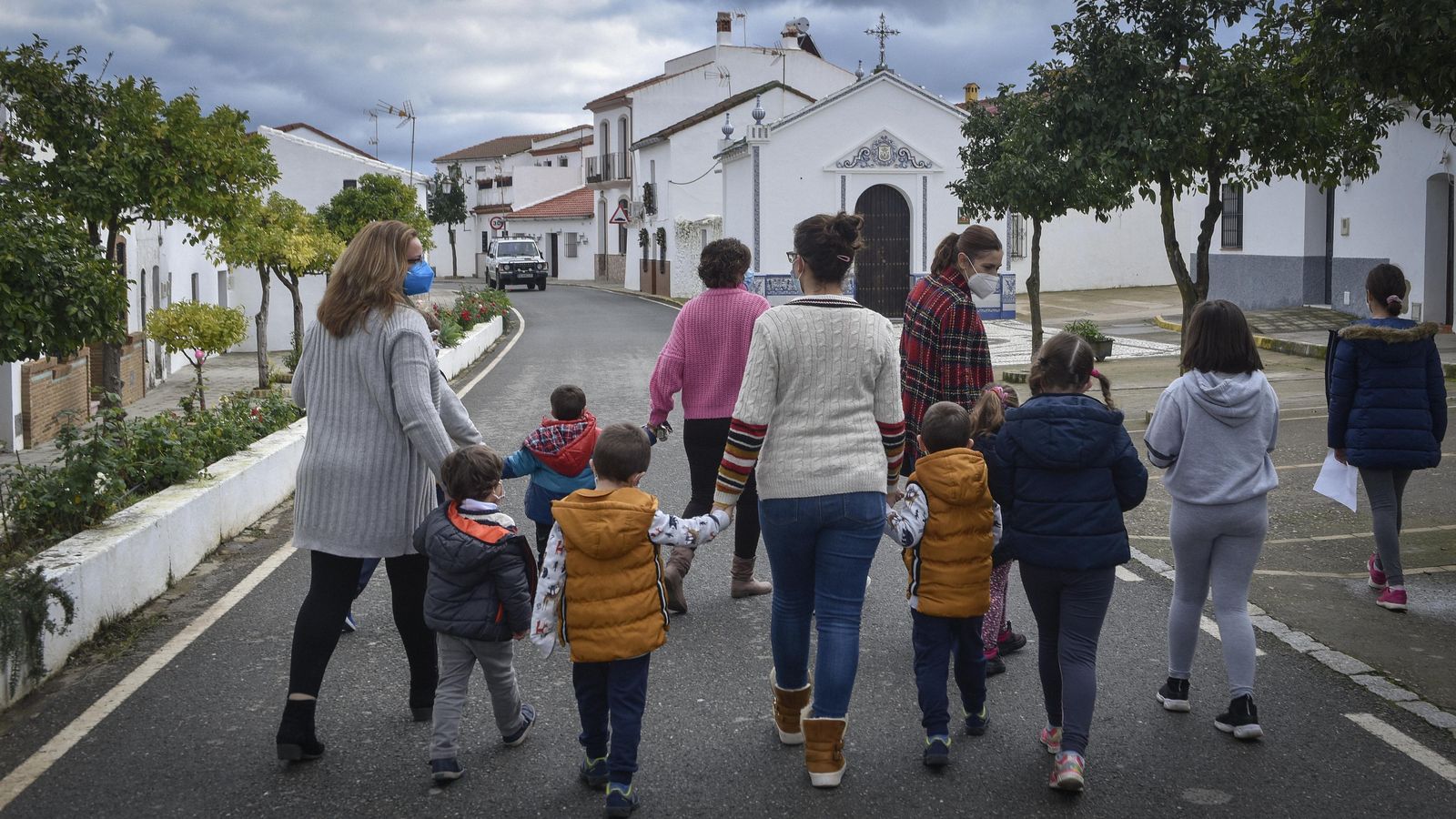 Niños de El Madroño, el pueblo más pequeño de Sevilla pero que logra aumentar en población, con sus maestras y algunas madres.