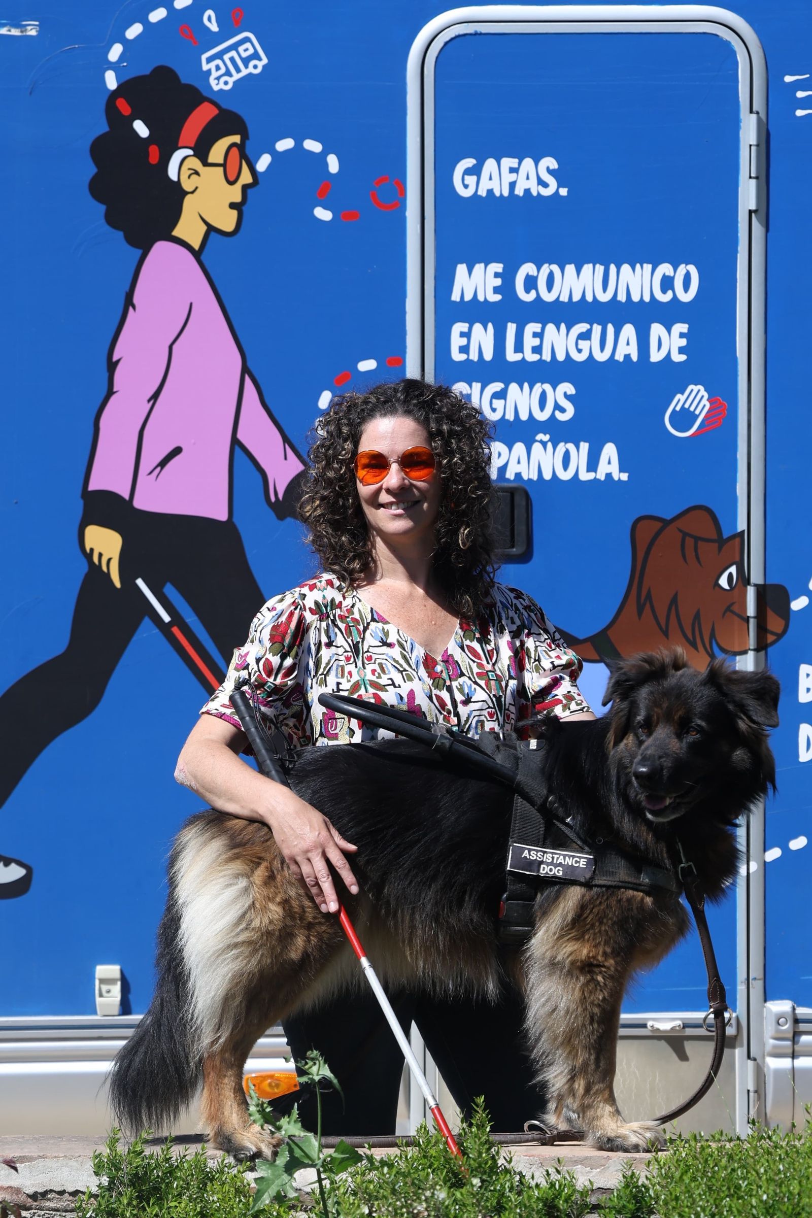 Sara Crespo con las gafas y el distintivo del bastón rojo y blanco que la identifica como persona sordociega.