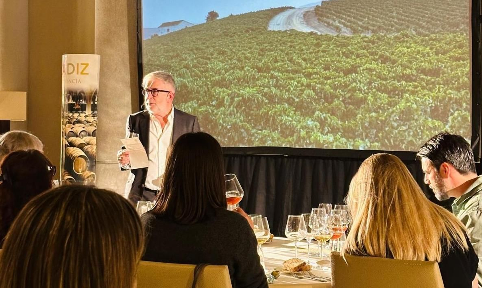 Pepe Ferrer, como embajador del Consejo Regulador de Vinos de Jerez y Manzanilla, hizo la cata en el evento organizado por la Diputación de Cádiz en Barcelona