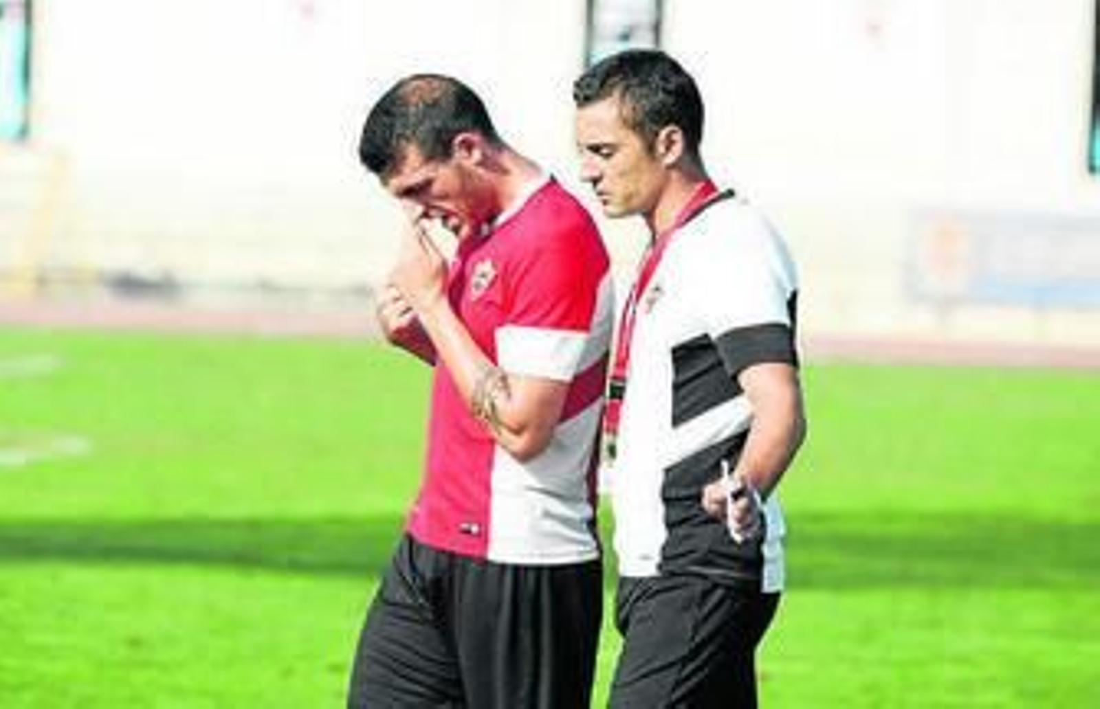 Francisco charla con Vélez en un entrenamiento.