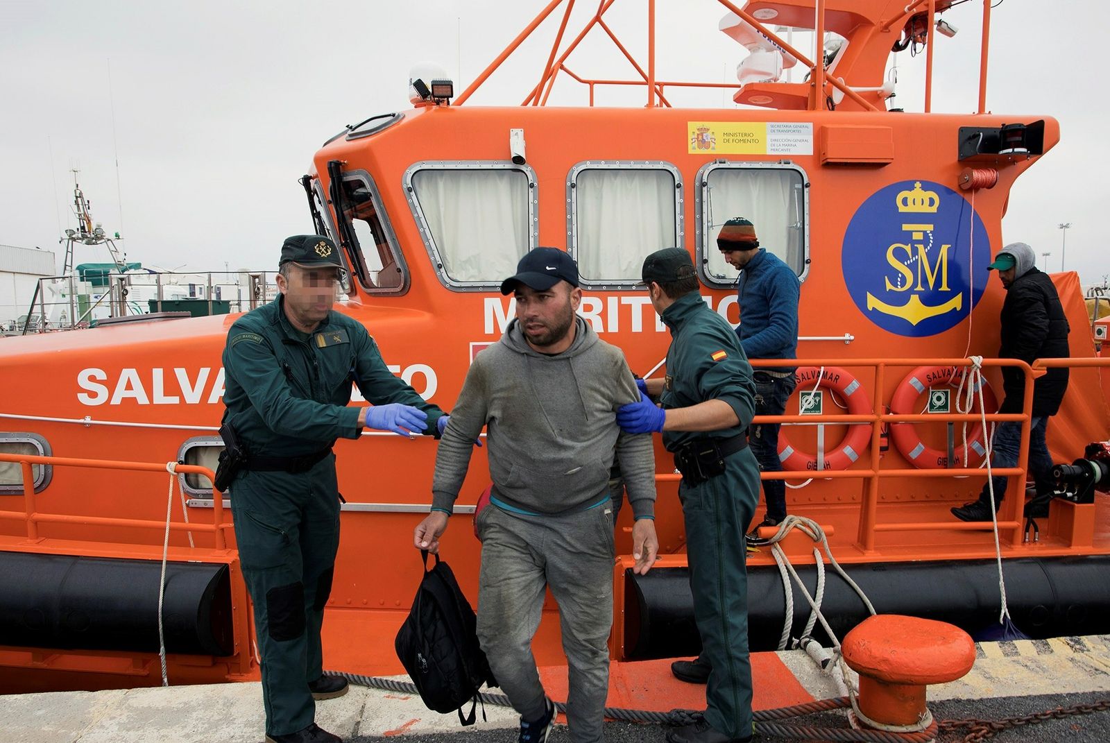 Trasladadas al puerto de Motril doce personas que iban a bordo de una patera.