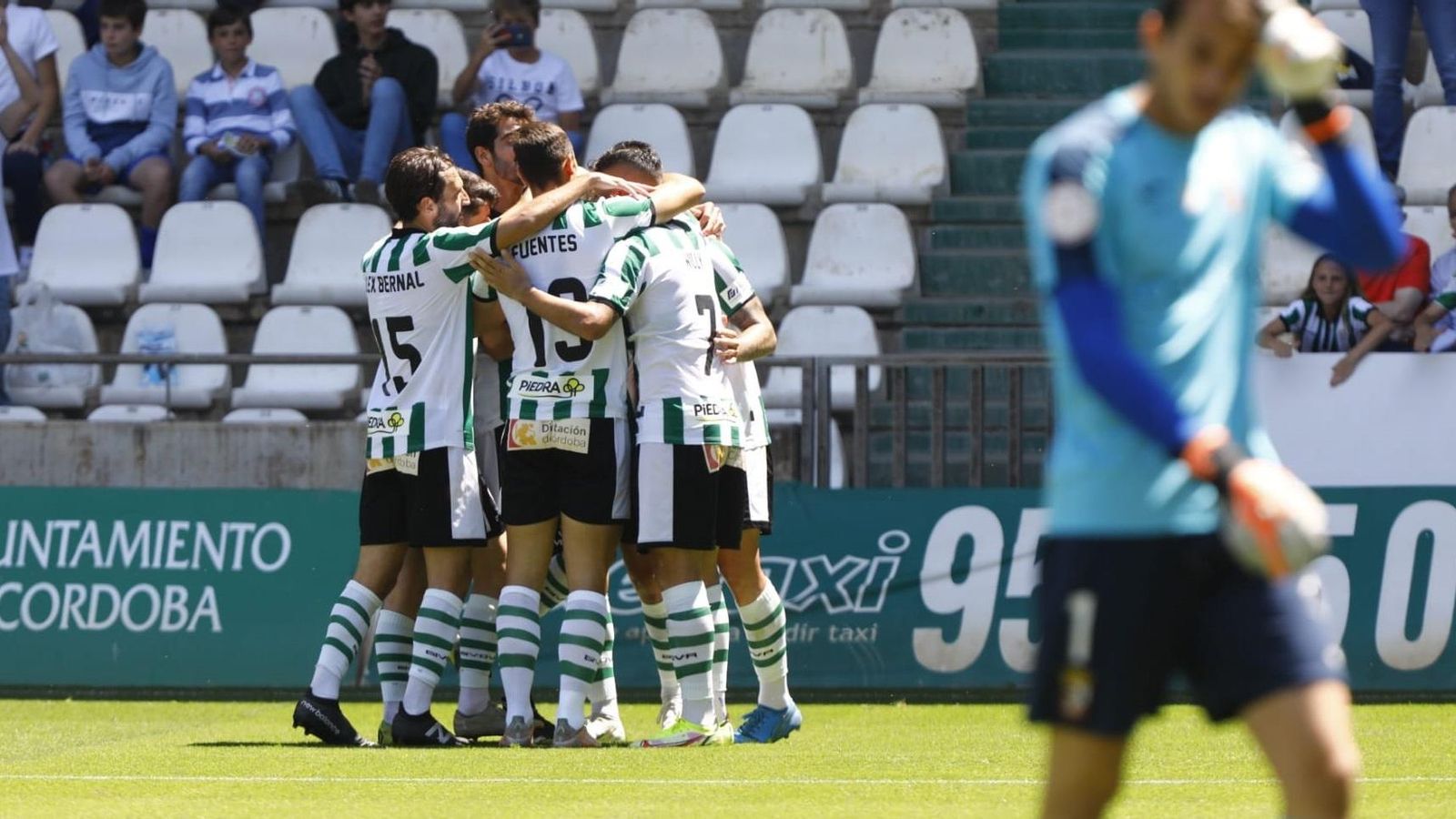 Los jugadores del Córdoba CF celebran el segundo gol de Antonio Casas. Los jugadores del Córdoba CF celebran el segundo gol de Antonio Casas.
