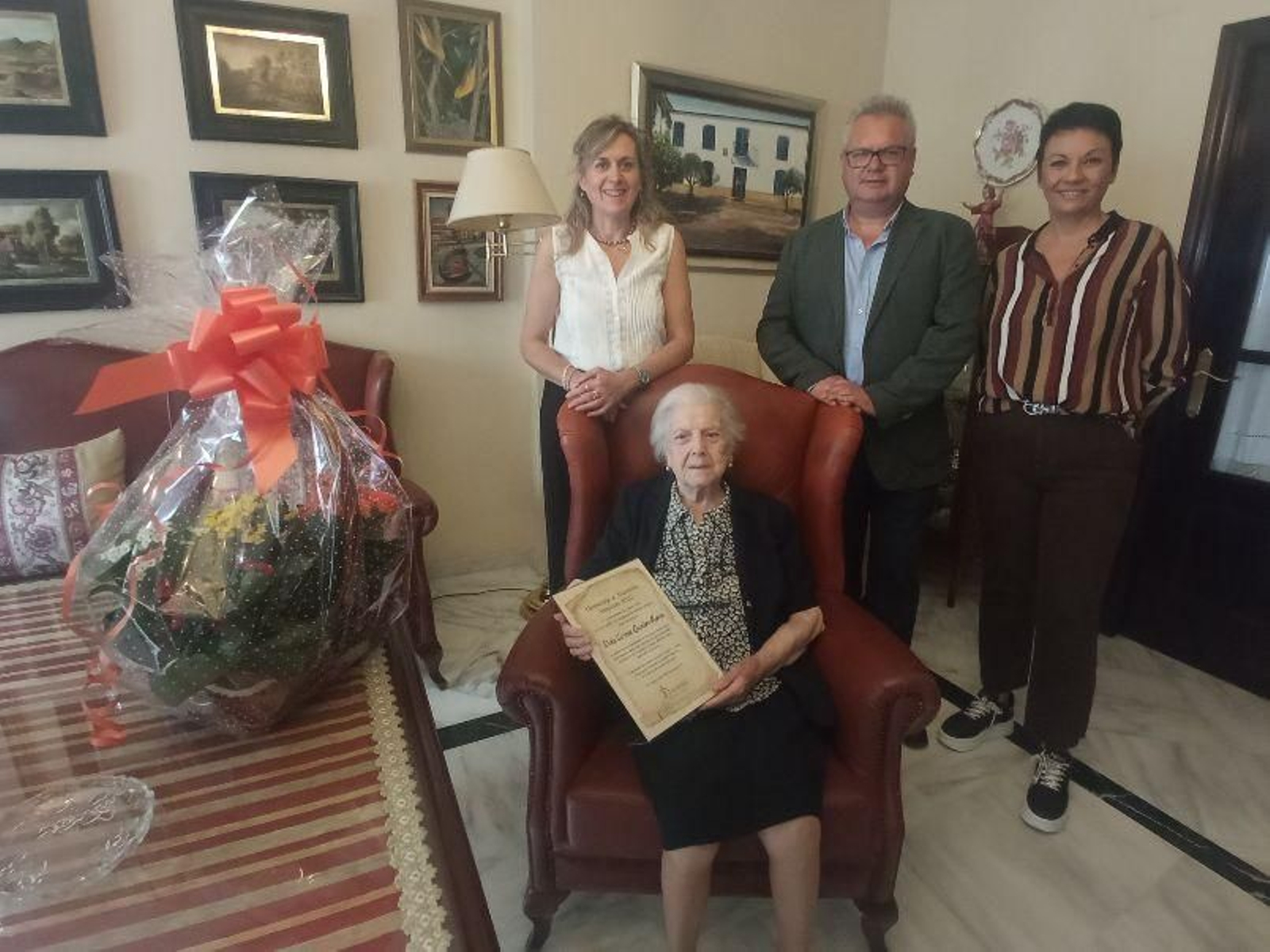 Homenaje a Carmen Quintero, una vecina de Puente Genil de 102 años.