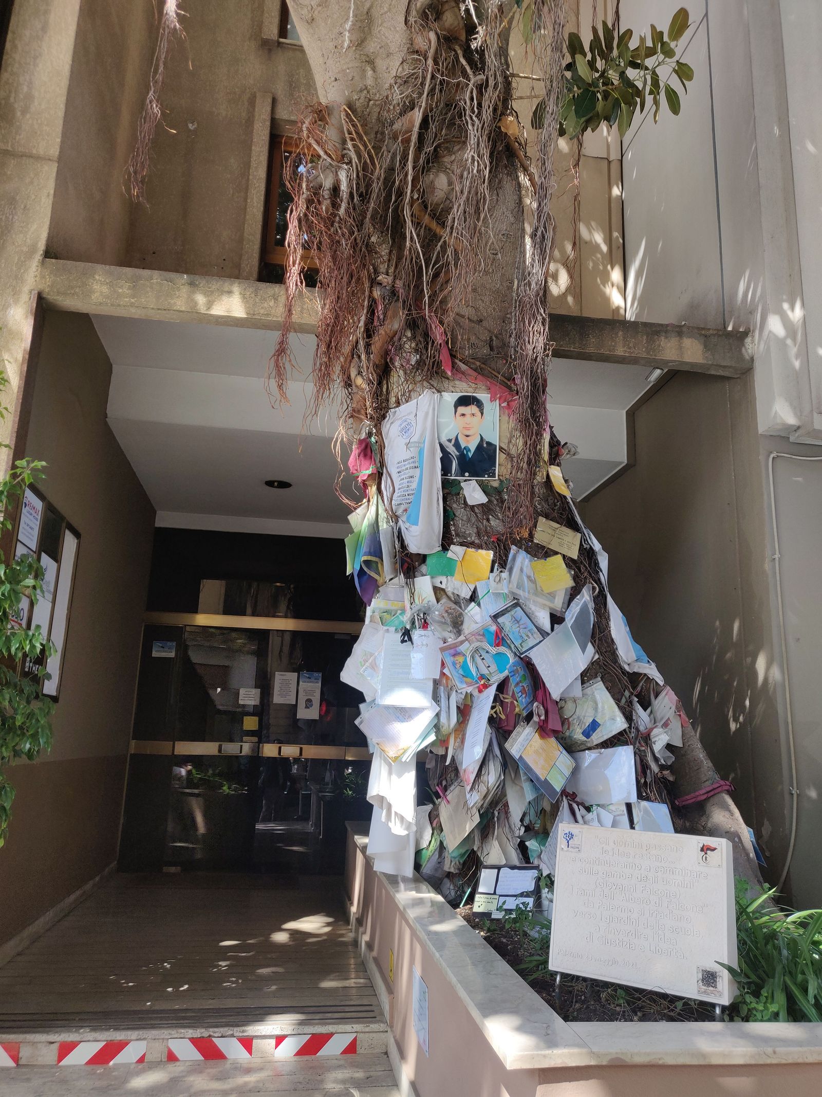 Árbol en la vivienda del juez Giovanni Falcone, el más emblemático de Italia, en el que la gente cuelga escritos en su memoria este viernes en Palermo.