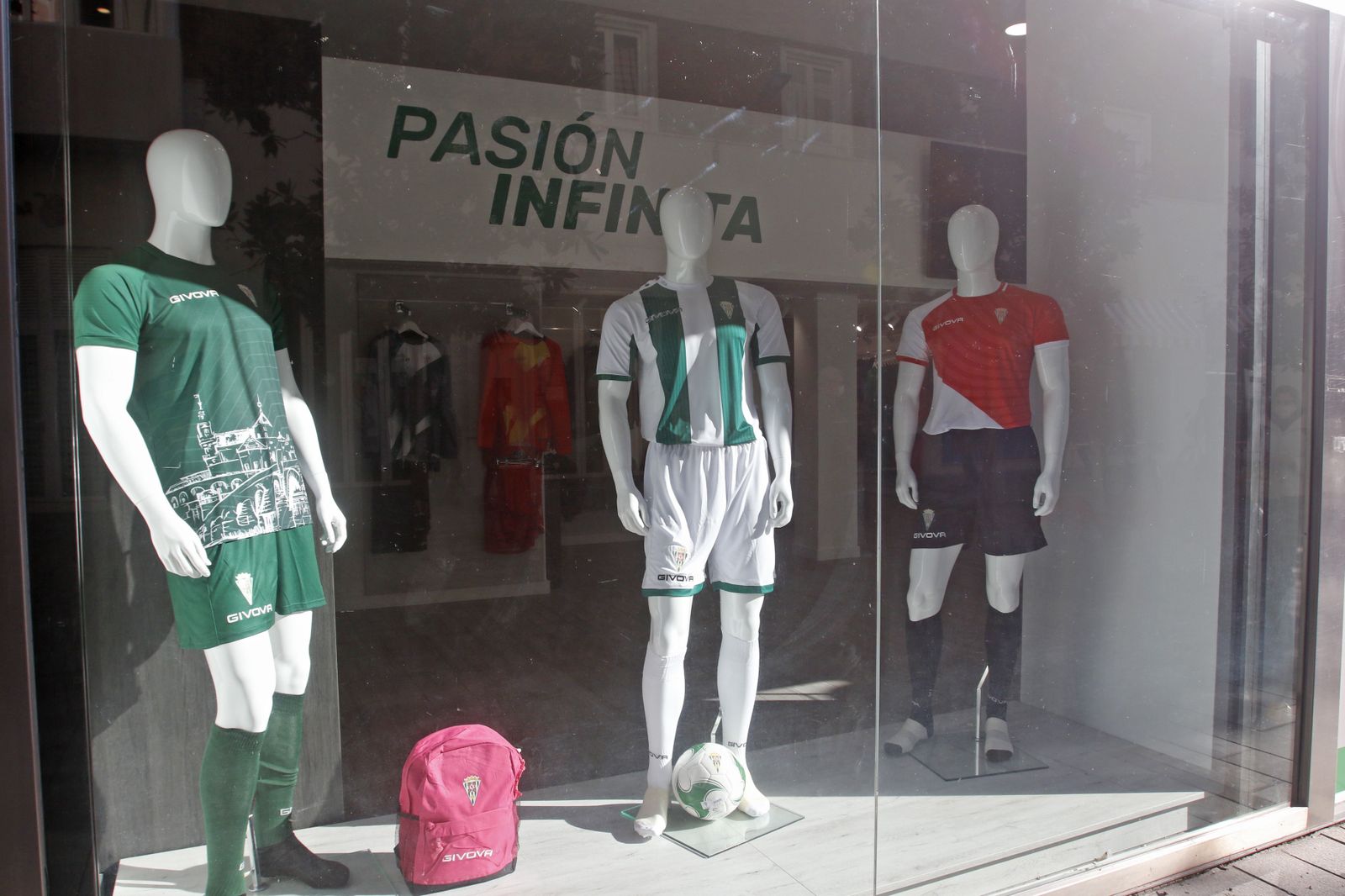 Las imágenes de la tienda oficial del Córdoba CF en el centro