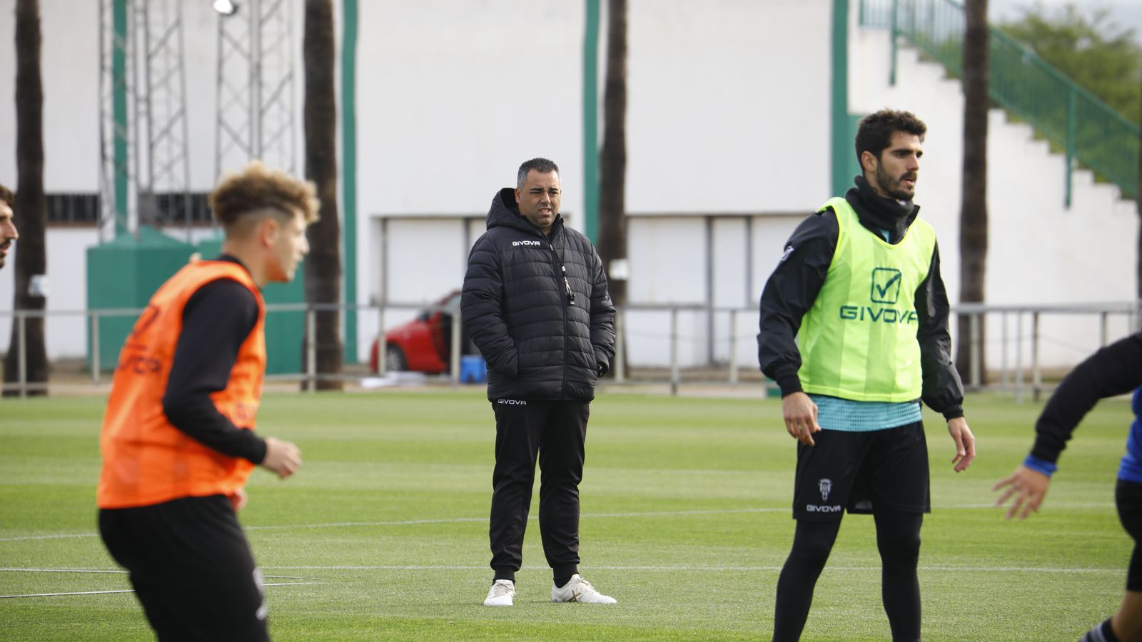 Germán Crespo observa el entrenamiento.