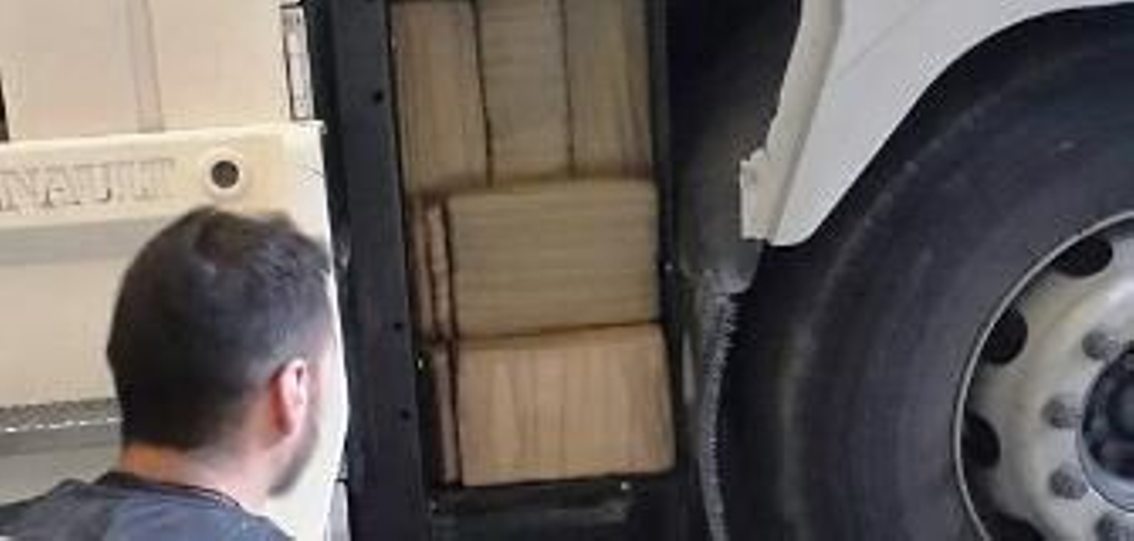 La Policía Nacional se incauta de 210 kilos de hachís ocultos en un camión 'caleteado'