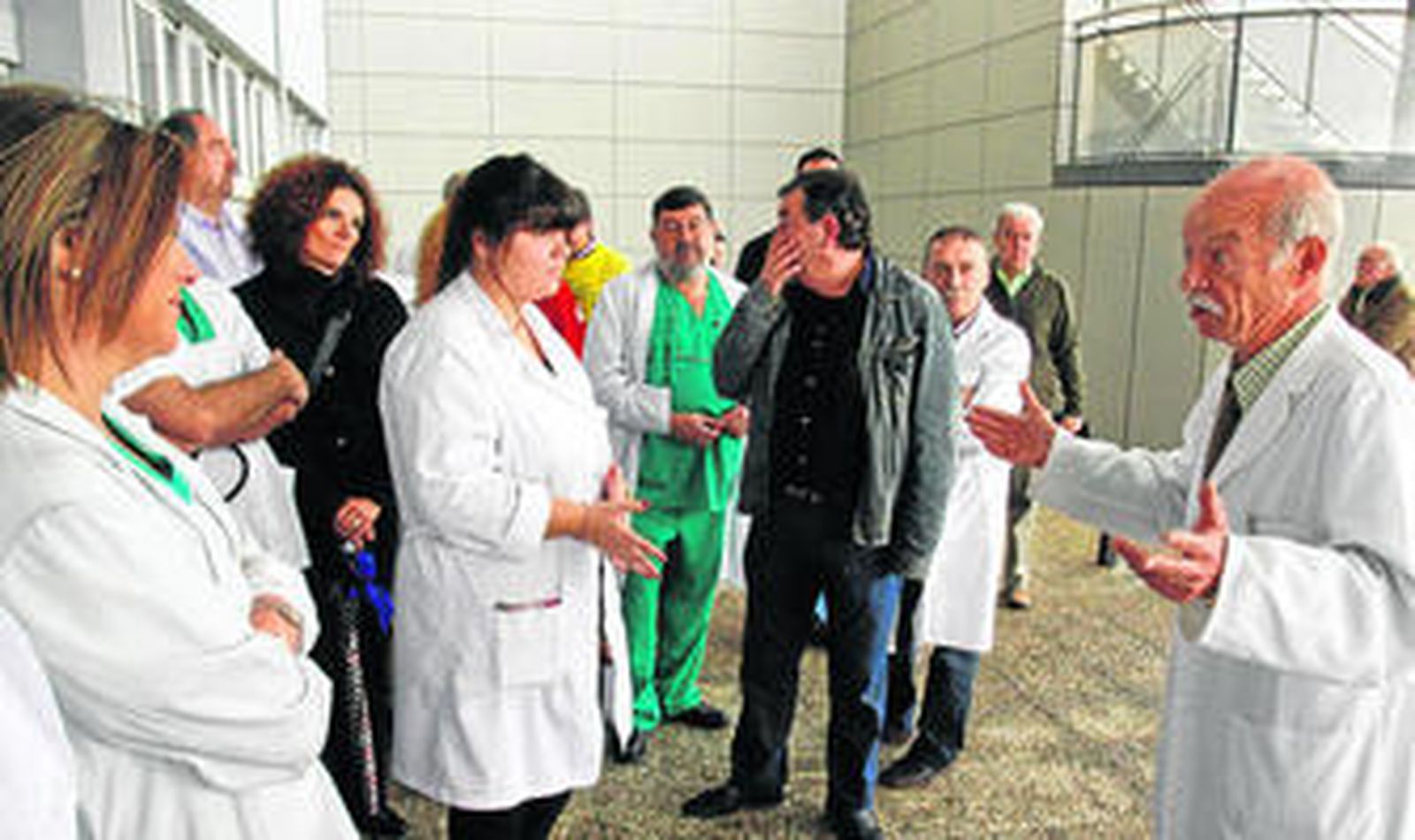 Fermín Parrondo, presidente del Sindicato Médico en Málaga, habla con varios facultativos ayer en una concentración en el Clínico.