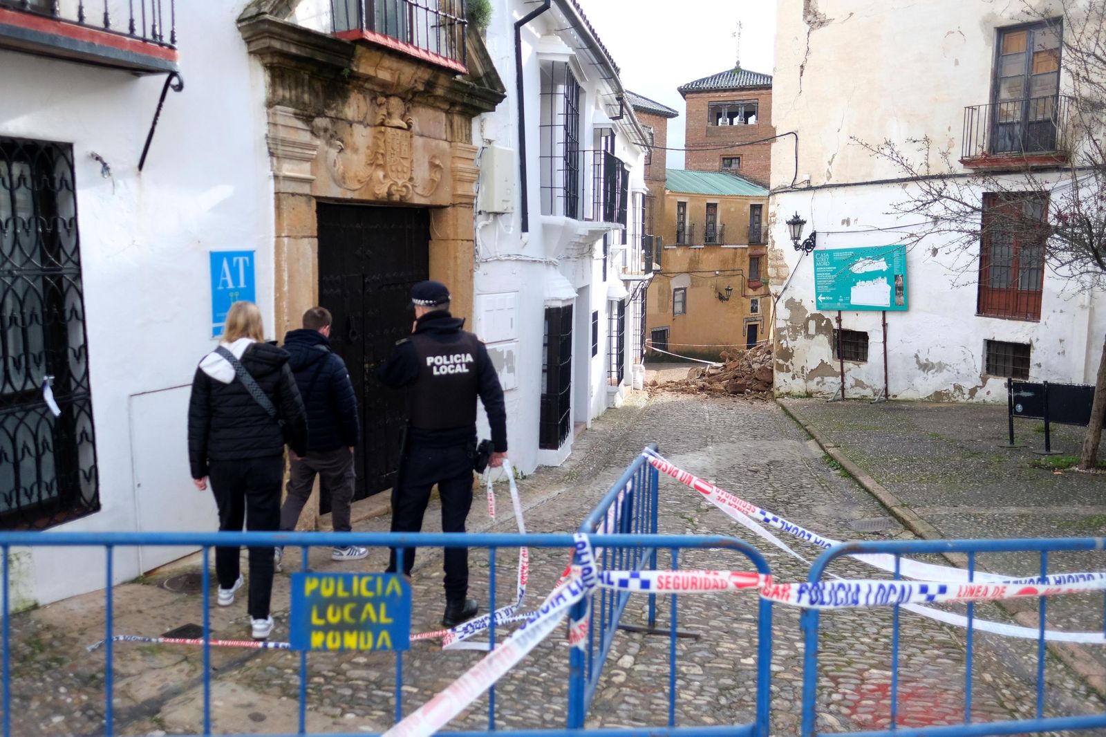 La Policía Local mantiene presencia en la zona que ha sido cerrada a los peatones.