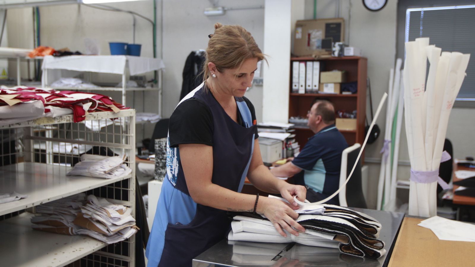 Una empleada embala algunas piezas durante la fabricación.