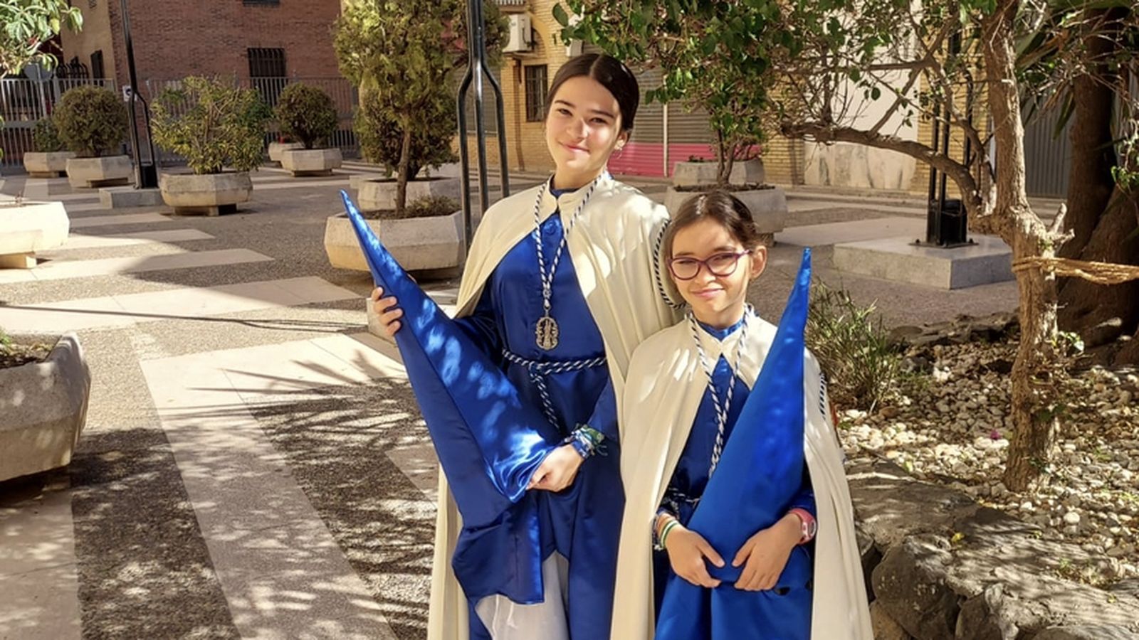 Las hermanas Romero, nazarenas de la Hiniesta.