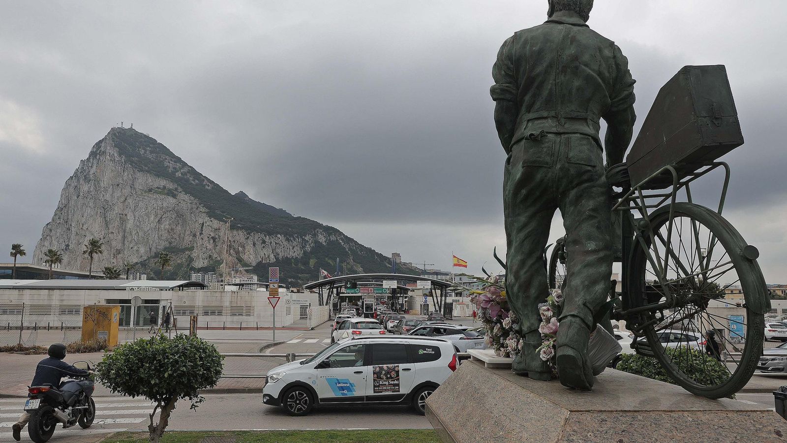 Monumento a los trabajadores transfronterizos, en La Línea, frente a la Verja.