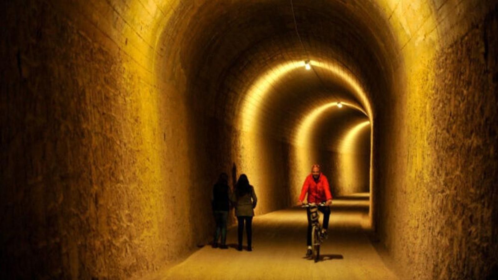 Un ciclista atravesando uno de los túneles de la Vía Verde de la Sierra