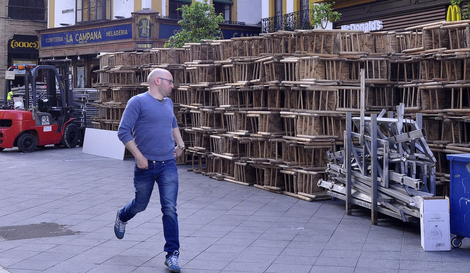 Sillas apiladas en la Campana