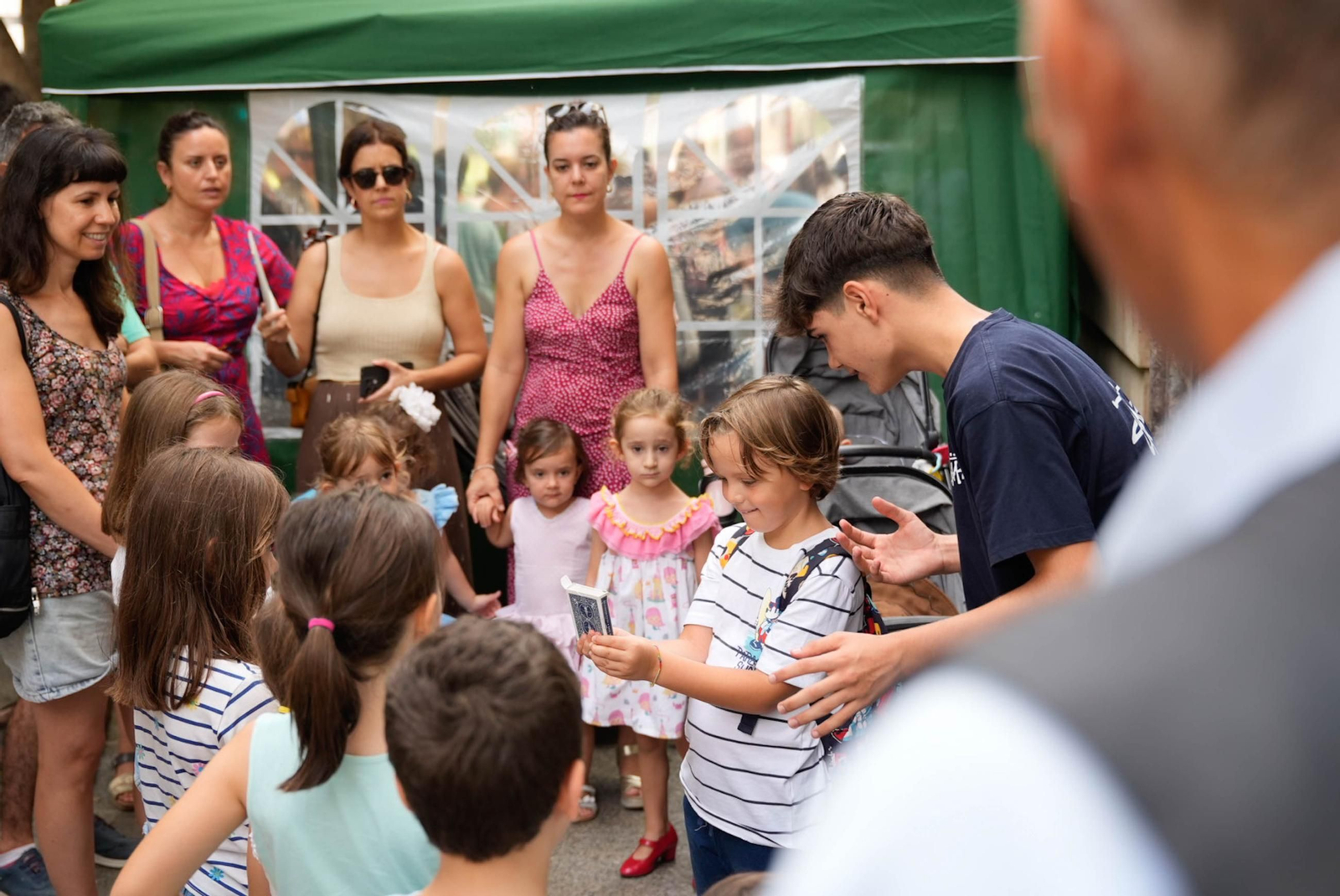 Las mejores imágenes del espectáculo de magia en la calle de la Feria de Almería