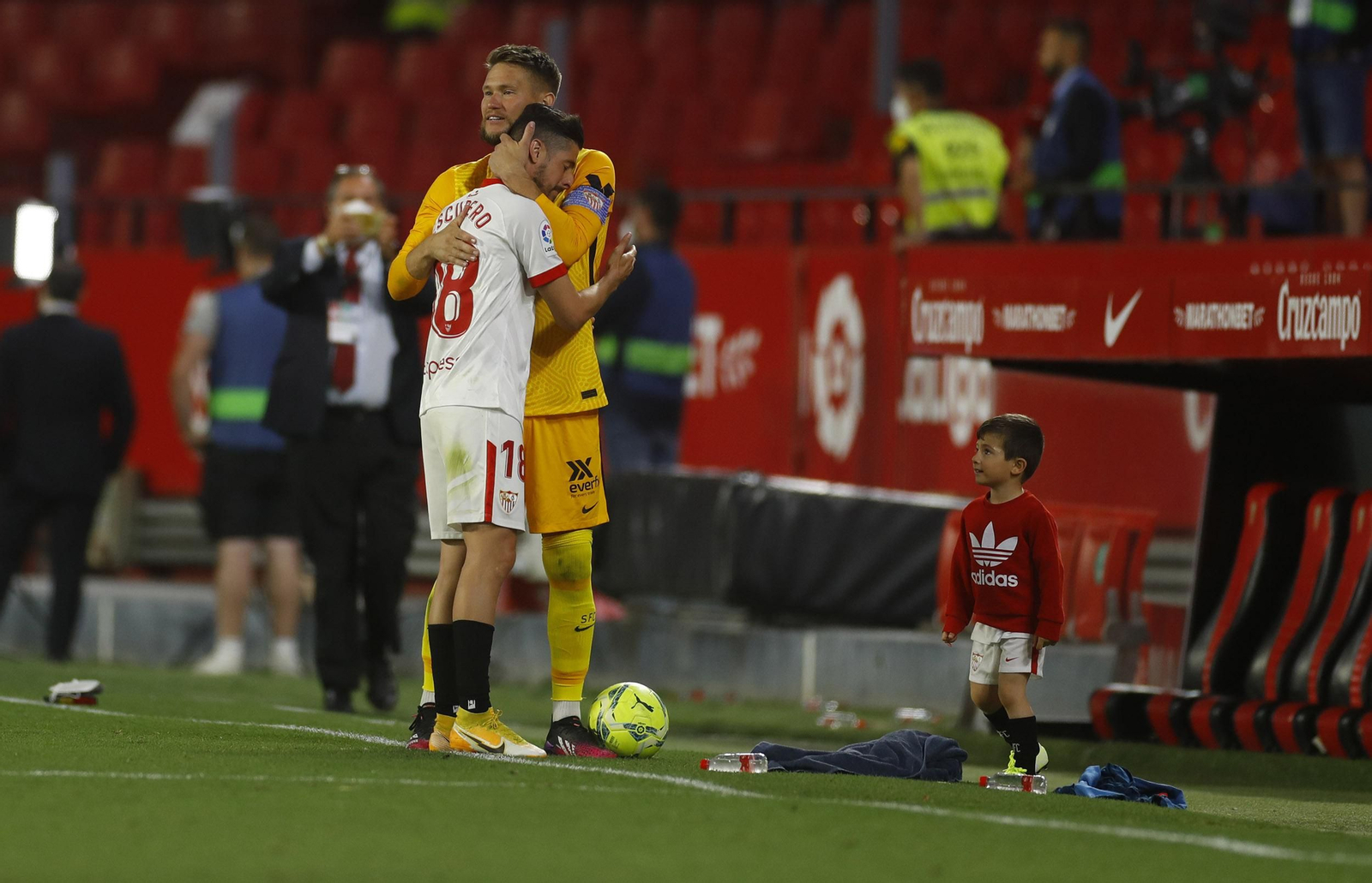 Vaclík se abraza a Escudero junto al hijo de éste en una de las instantáneas más ilustrativas.