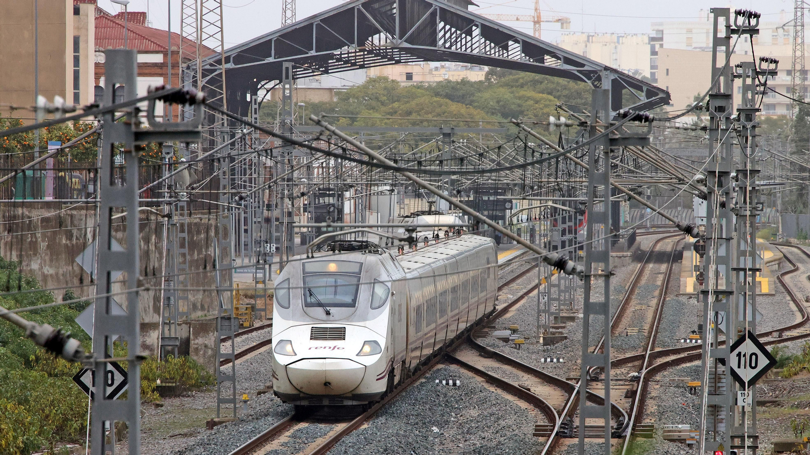 Un tren Alvia saliendo de la estación de Jerez.