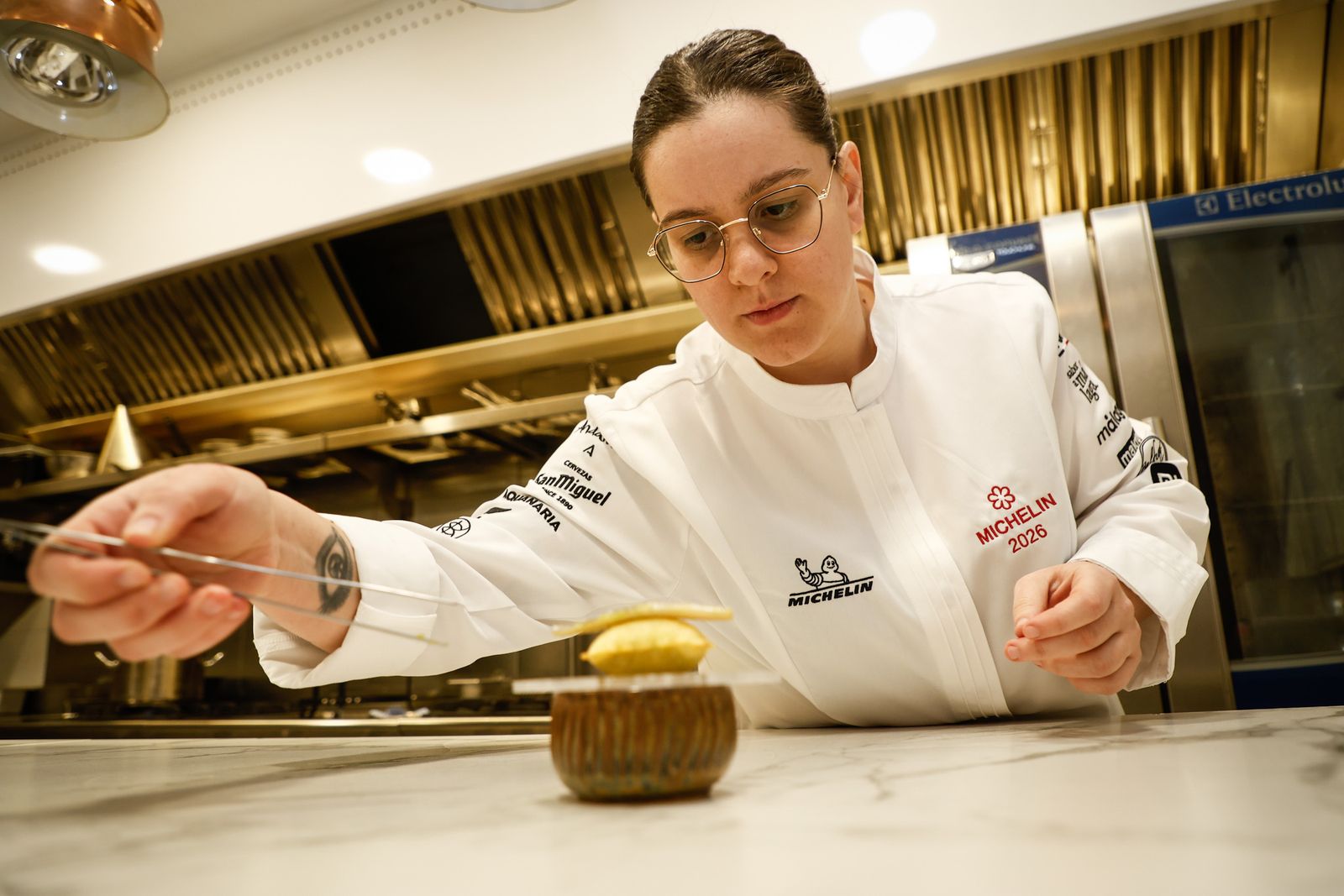 Cristina Jiménez, chef del restaurante Faralá, en plena elaboración