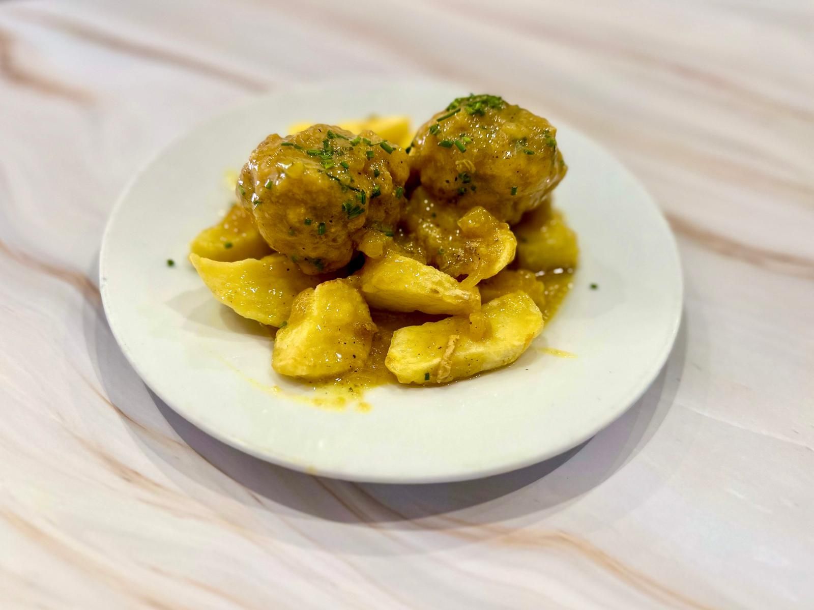 Las albóndigas de choco sucio y langostinos de A Fuego Lento, que ganó en 2023 con su tortillita de camarones.