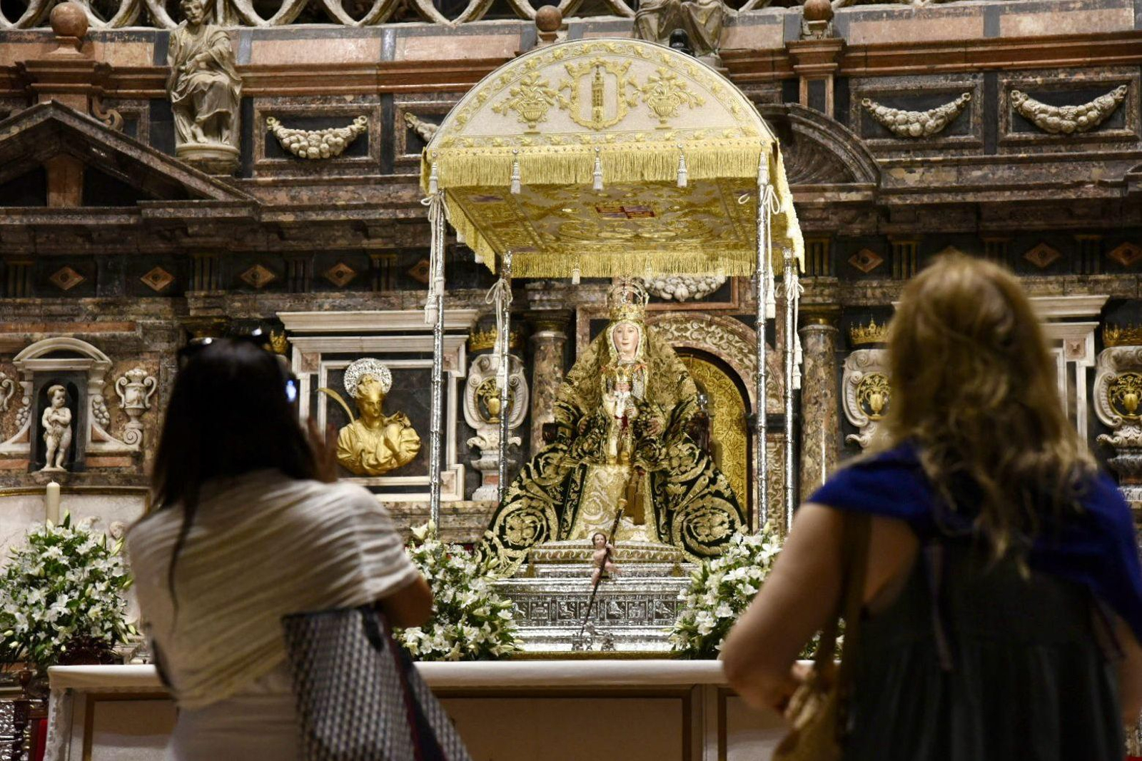 La Patrona de Sevilla, en el trascoro de la Catedral.