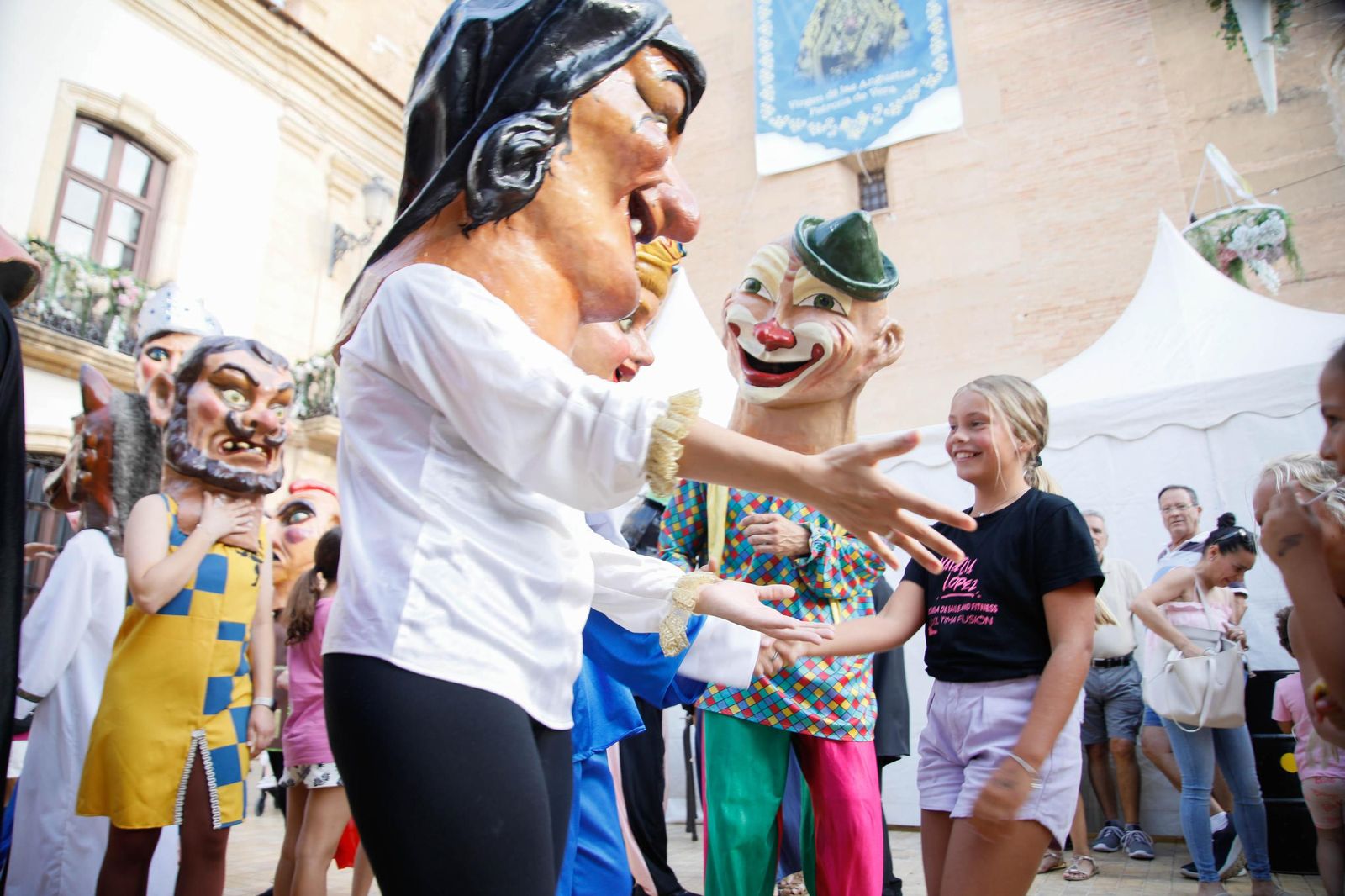 Desfile de Gigantes y Cabezudos de Vera, en imágenes