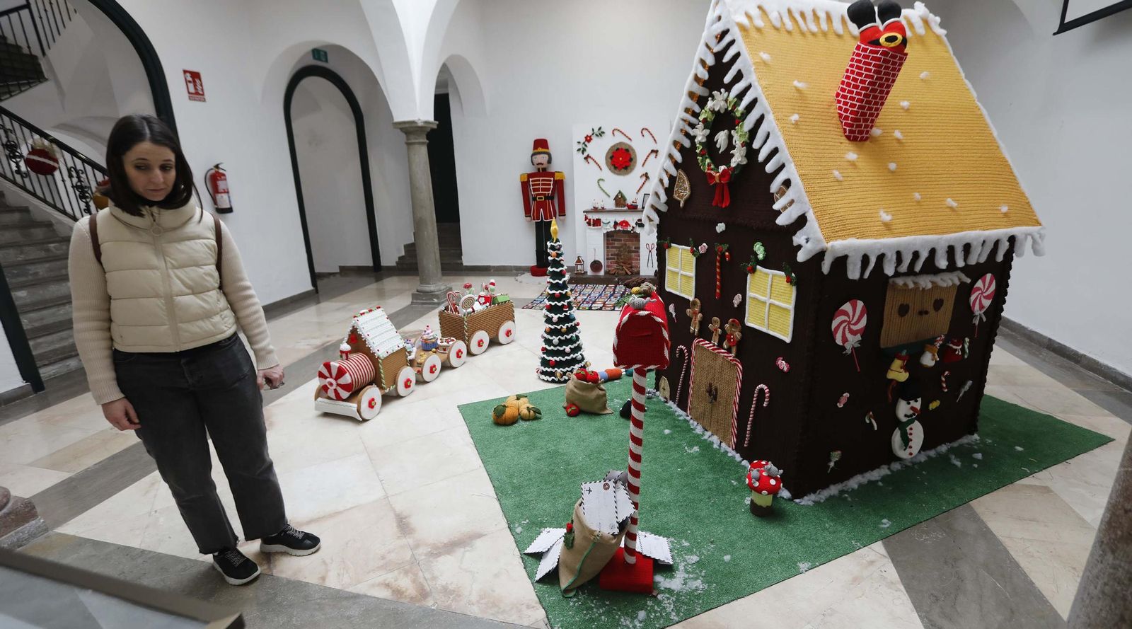 Hilos de Navidad: Las tejedoras de Recrearte llenan el Museo Municipal de Algeciras con las decoraciones en coché