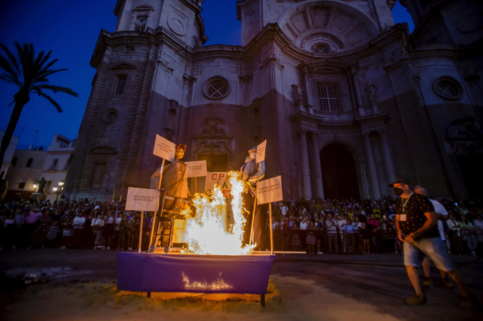 Noche de San Juan en Cádiz: Imágenes de la quema de los juanillos