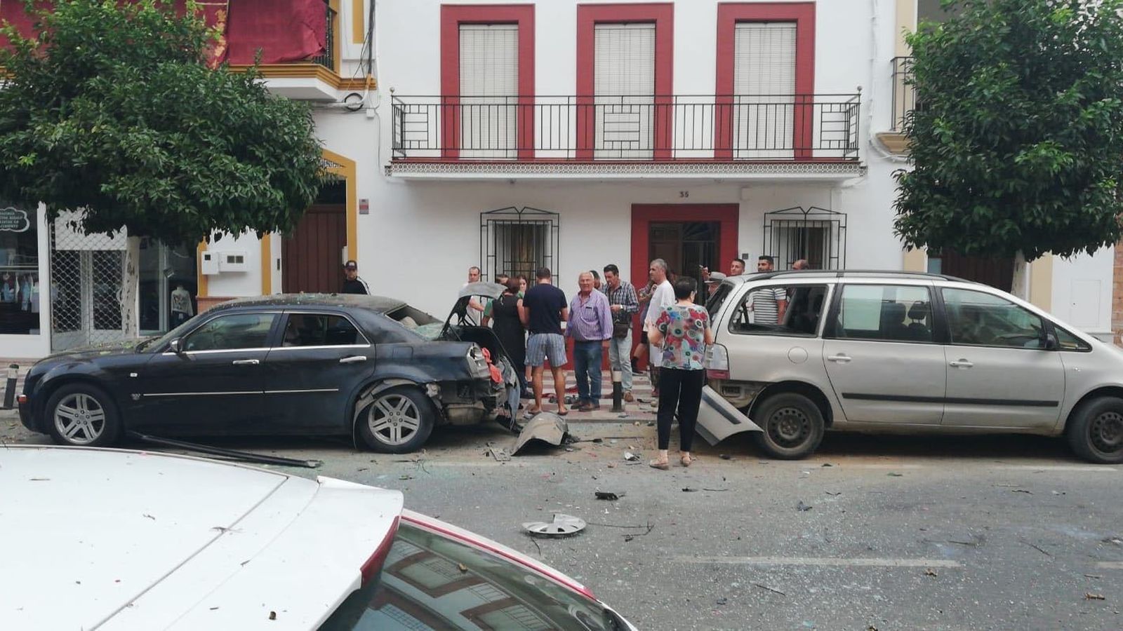 Dos de los vehículos afectados por la explosión.