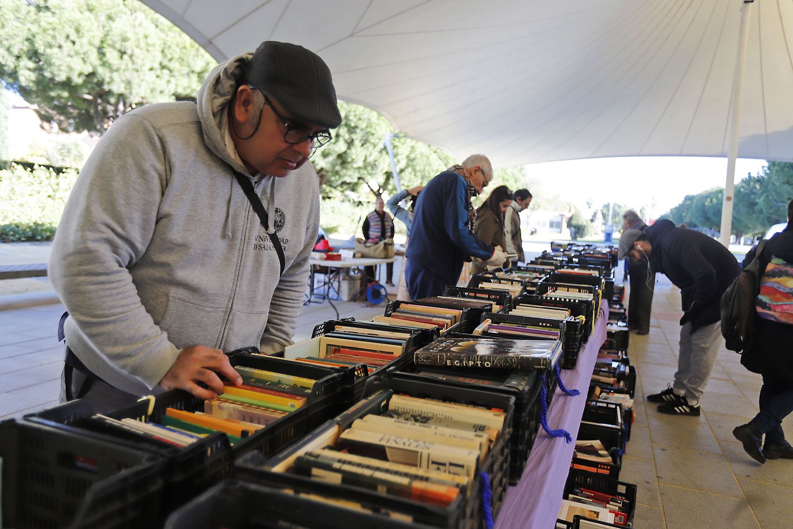 Imágenes del mercadillo solidario de Ayre en Huelva