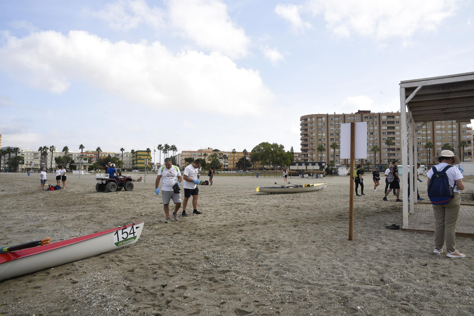 Las fotos de la jornada de limpieza de la playa de Poniente de La Línea organizada por Gran Sur
