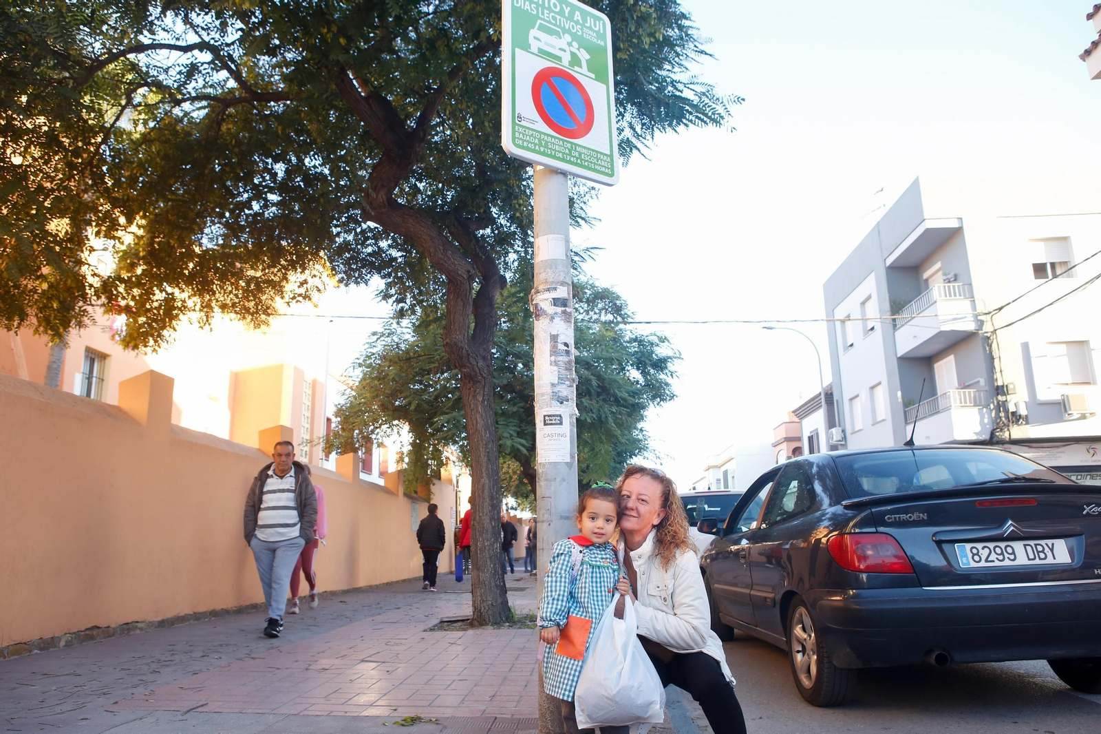 Las fotos del viral "Besito y a juí" para aparcar en los colegios de La Línea
