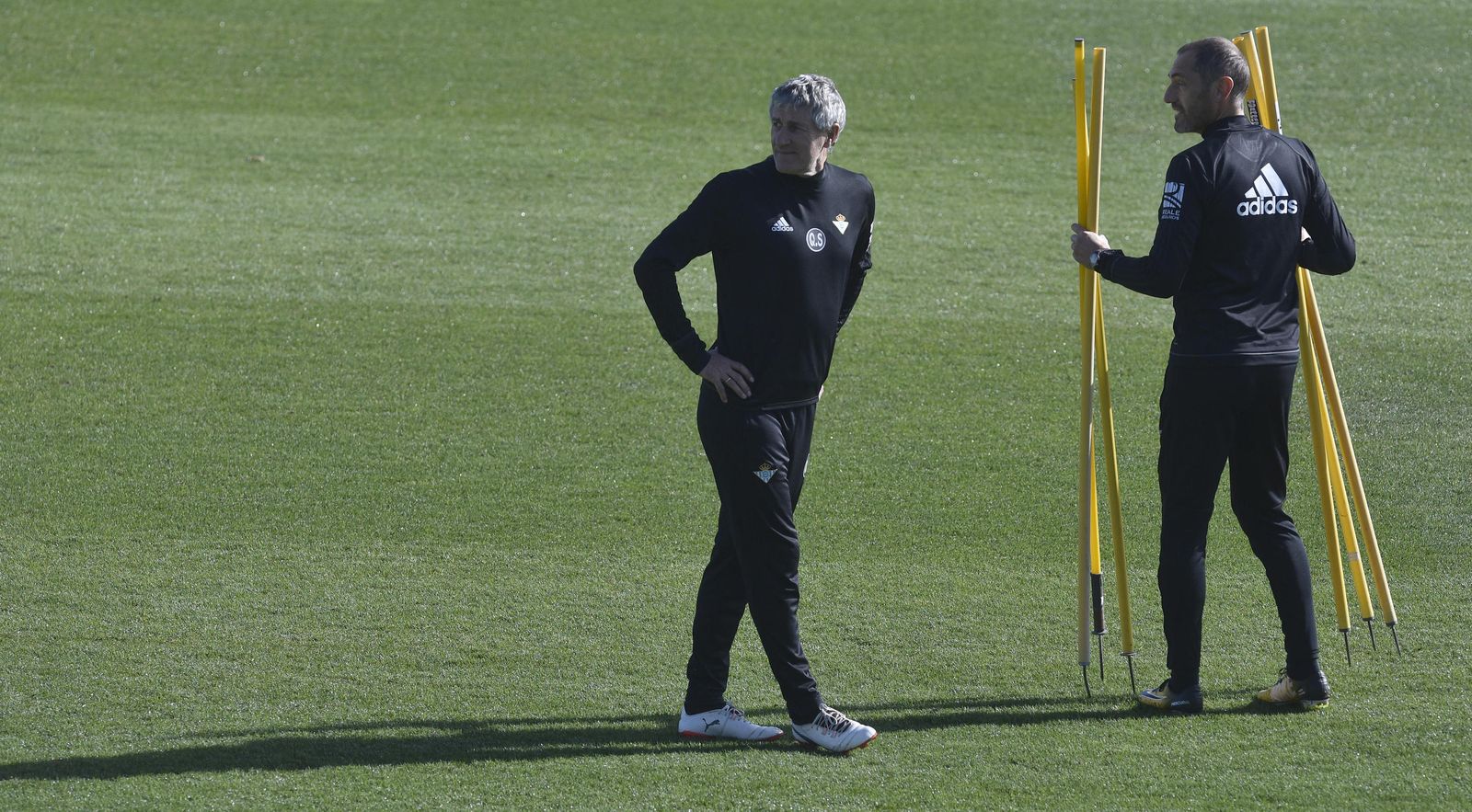 Quique Setién, junto a Fran Soto, en el entrenamiento del equipo verdiblanco.