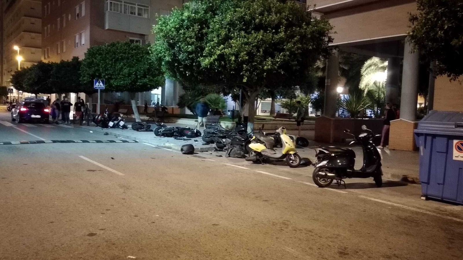 Varias motocicletas se encuentran en el suelo en la calle América.