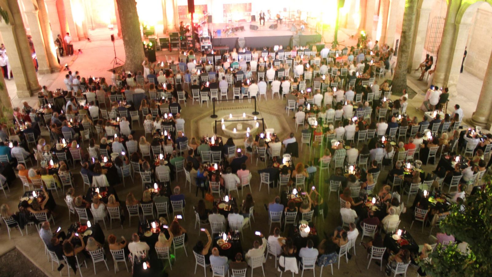 Aspecto que presentaba el claustro de la Catedral durante el concierto.