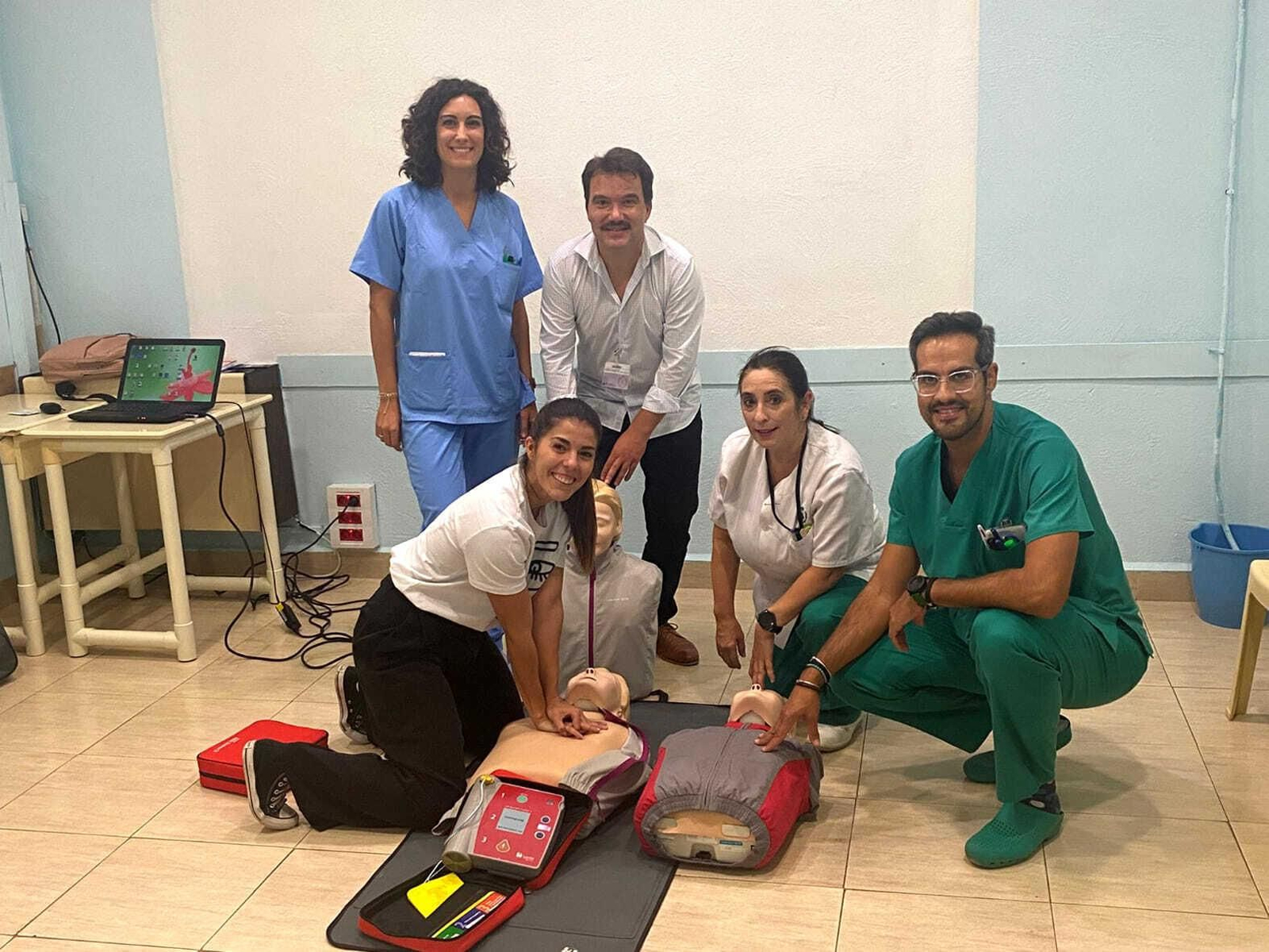 El profesor de la UJA Juan Miguel Martínez Galiano, en el centro de pie, en un taller, con otros compañeros, en el Centro Penitenciario de Jaén.