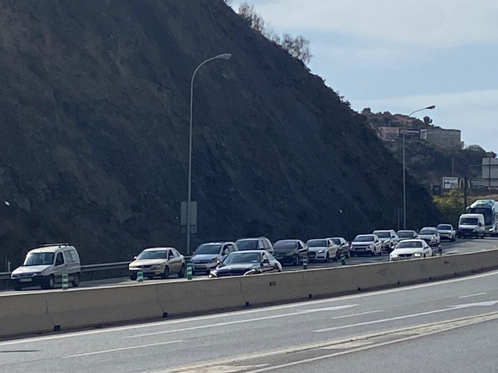 Uno de los atascos en el carril de entrada a Rincón de la Victoria desde la Autovía del Mediterráneo.