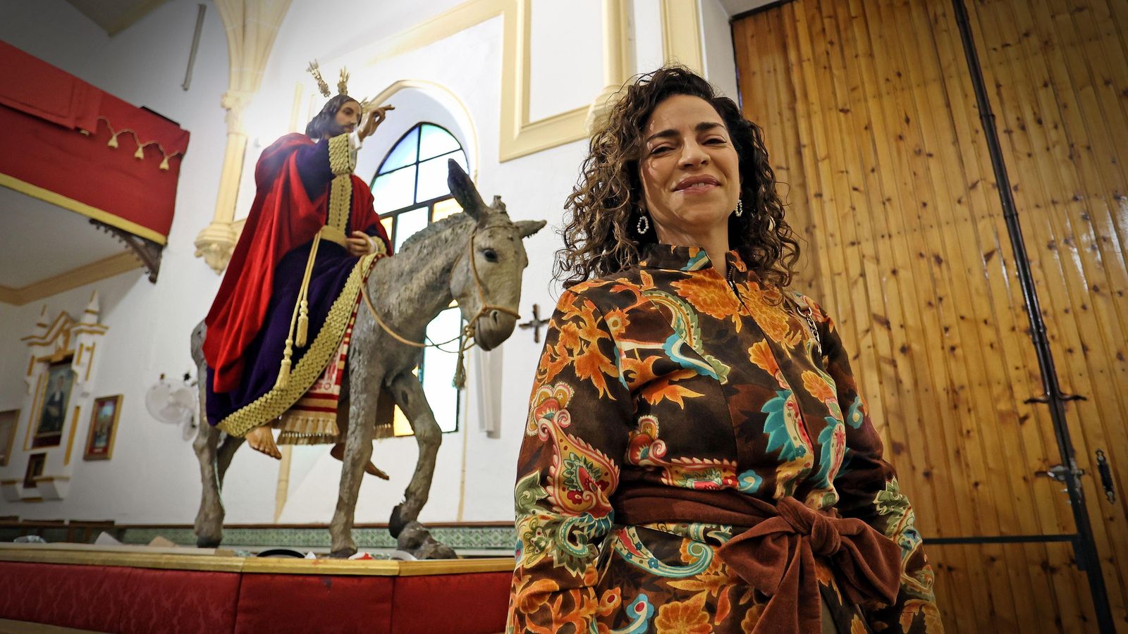 Lala Prieto ante la imagen portentosa de Cristo Rey. Lala Prieto ante la imagen portentosa de Cristo Rey.