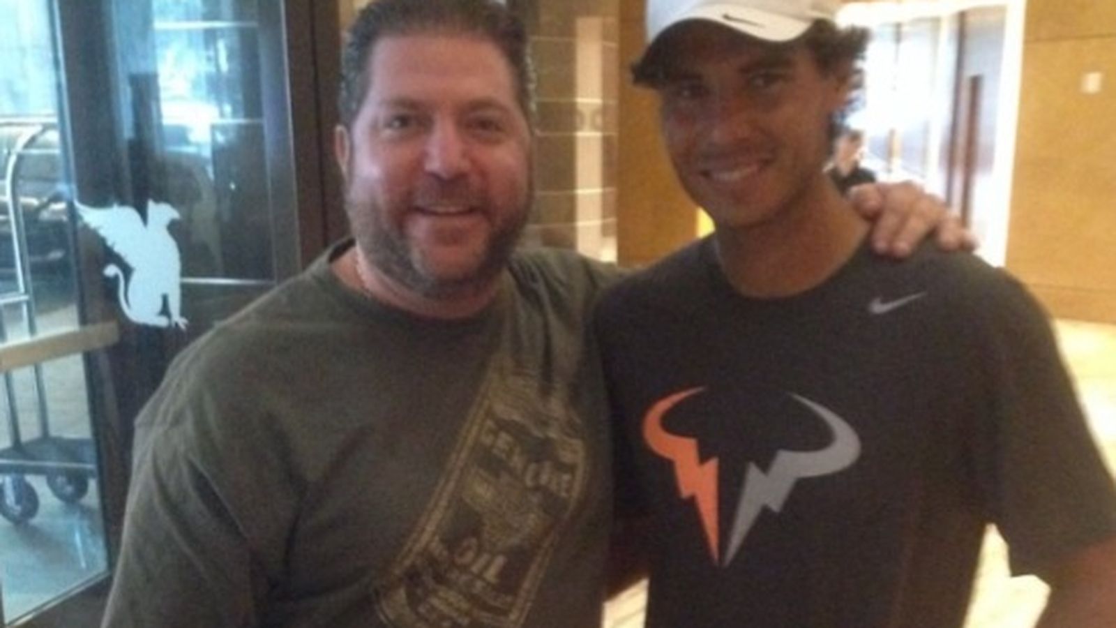 Larry Shy posa con Rafa Nadal